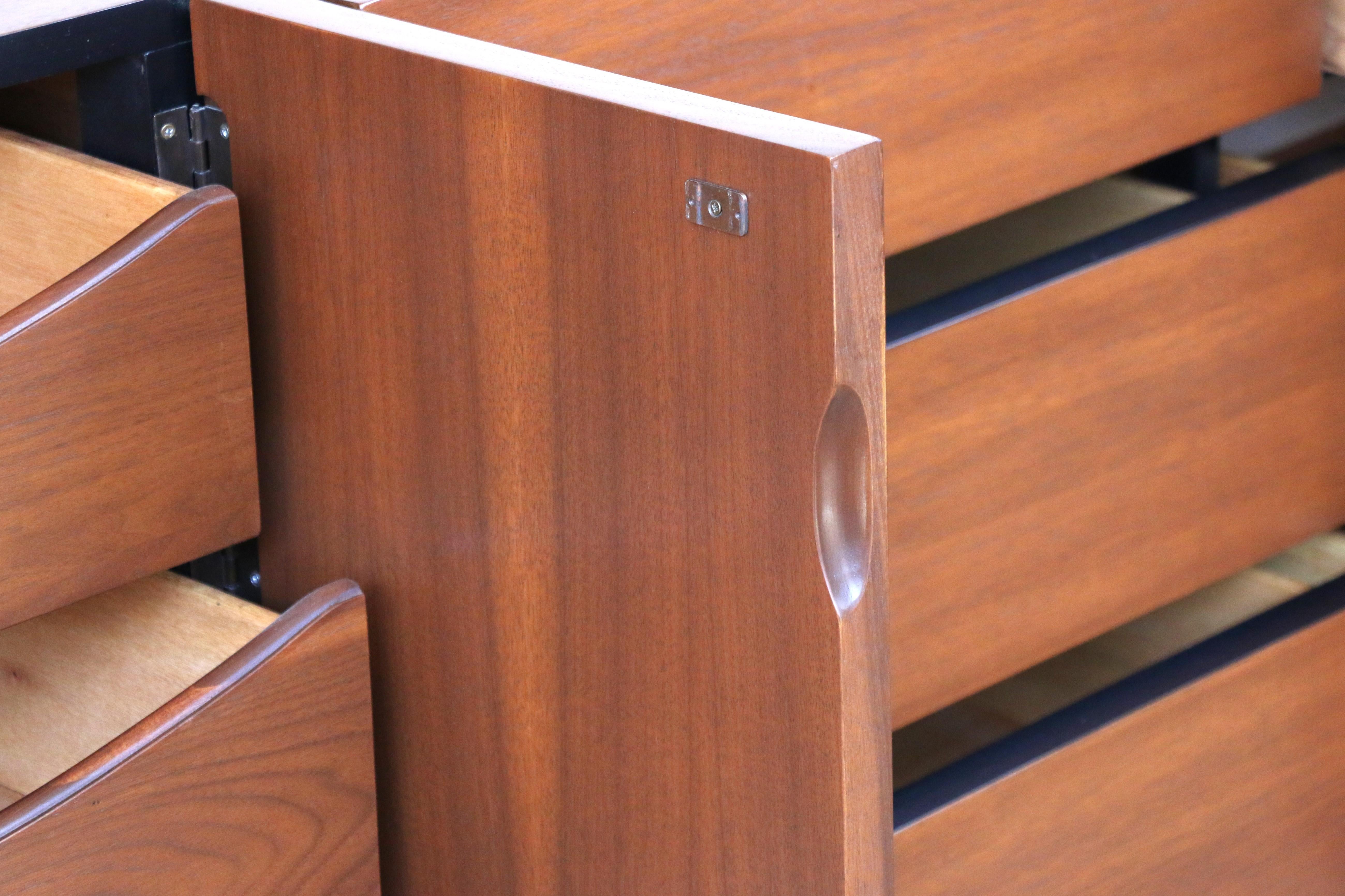 Mid-Century Walnut Credenza by American of Martinsville, 1960s For Sale 7