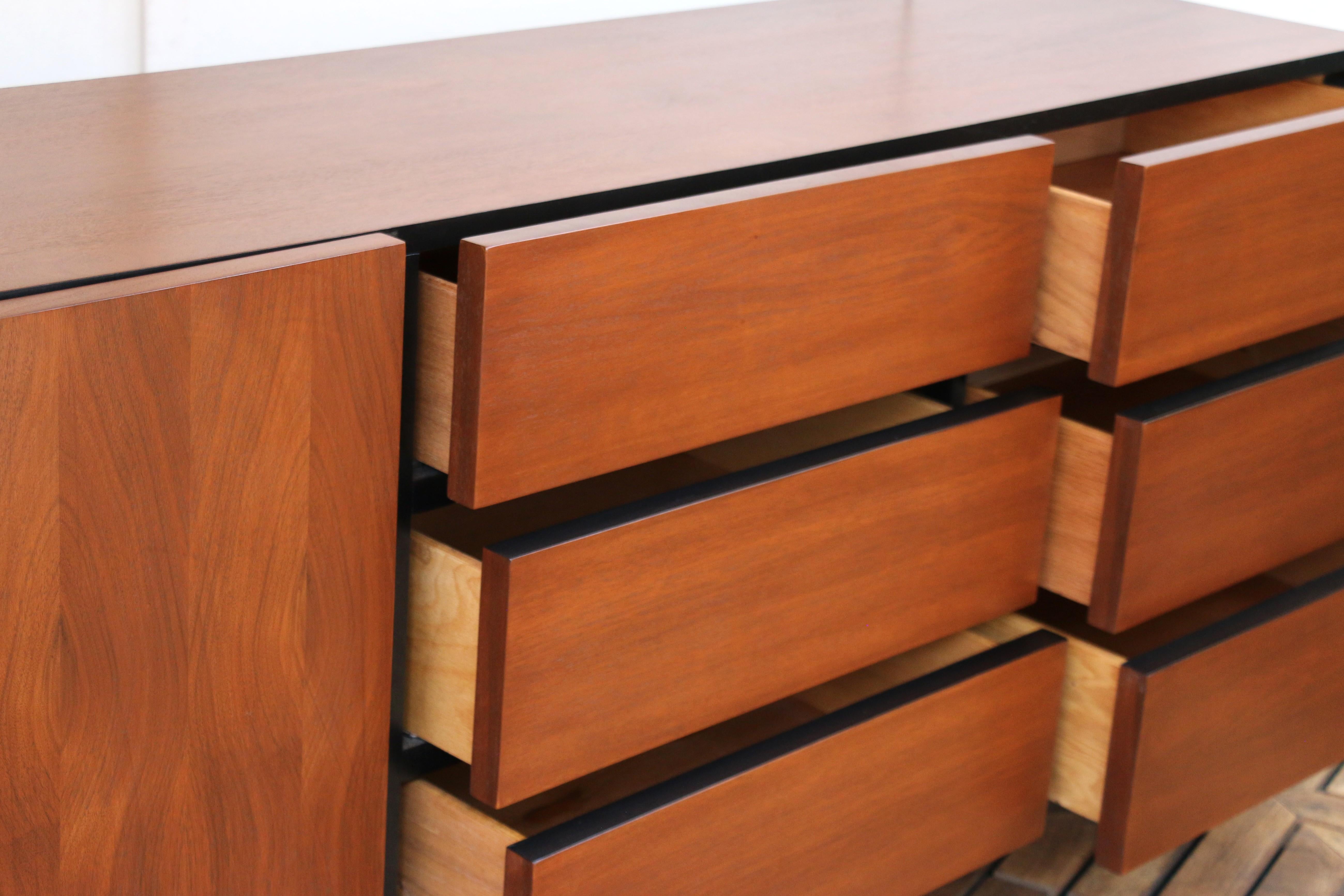 Mid-Century Walnut Credenza by American of Martinsville, 1960s For Sale 8
