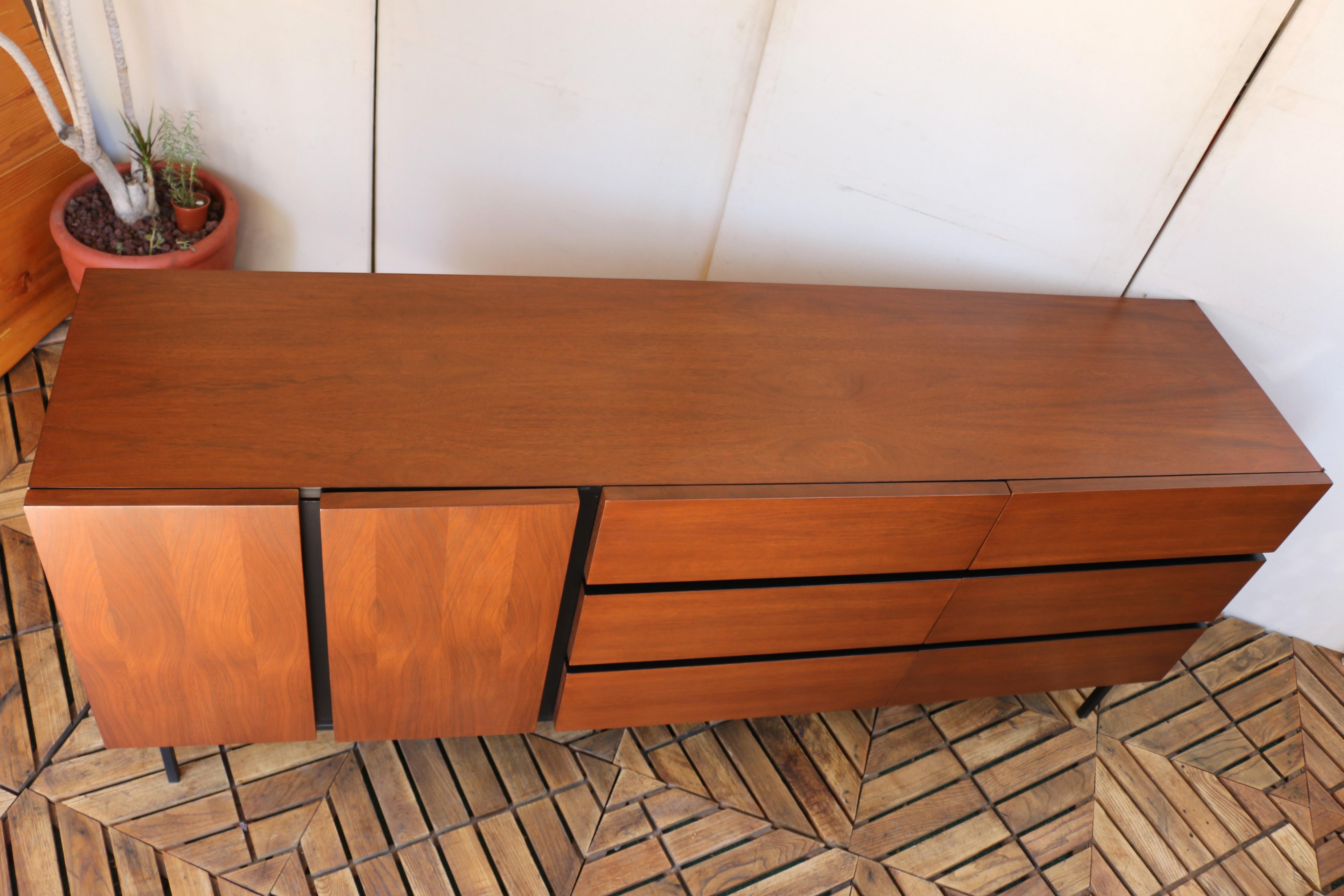 Mid-Century Walnut Credenza by American of Martinsville, 1960s For Sale 9