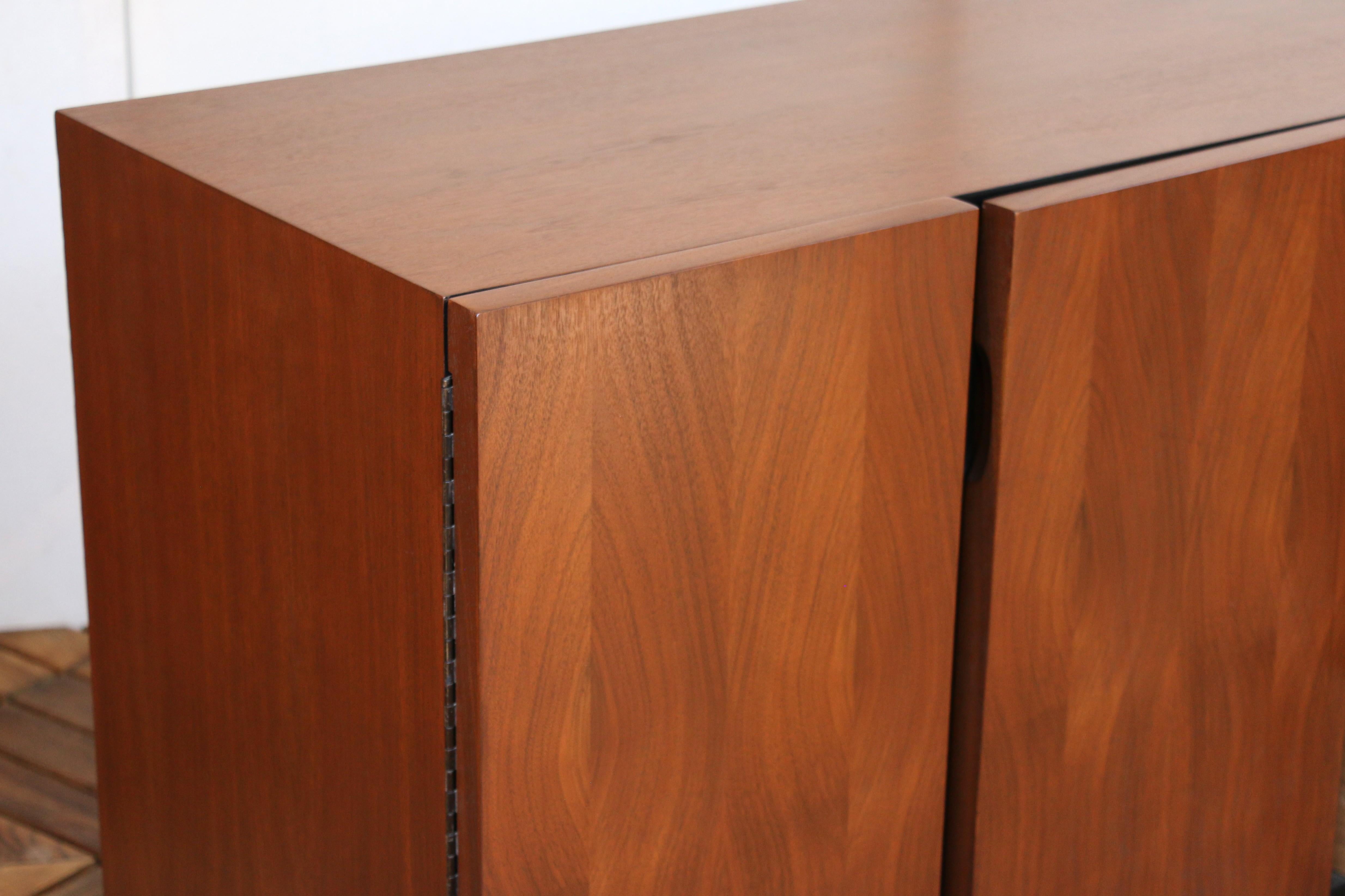 Mid-Century Walnut Credenza by American of Martinsville, 1960s For Sale 10