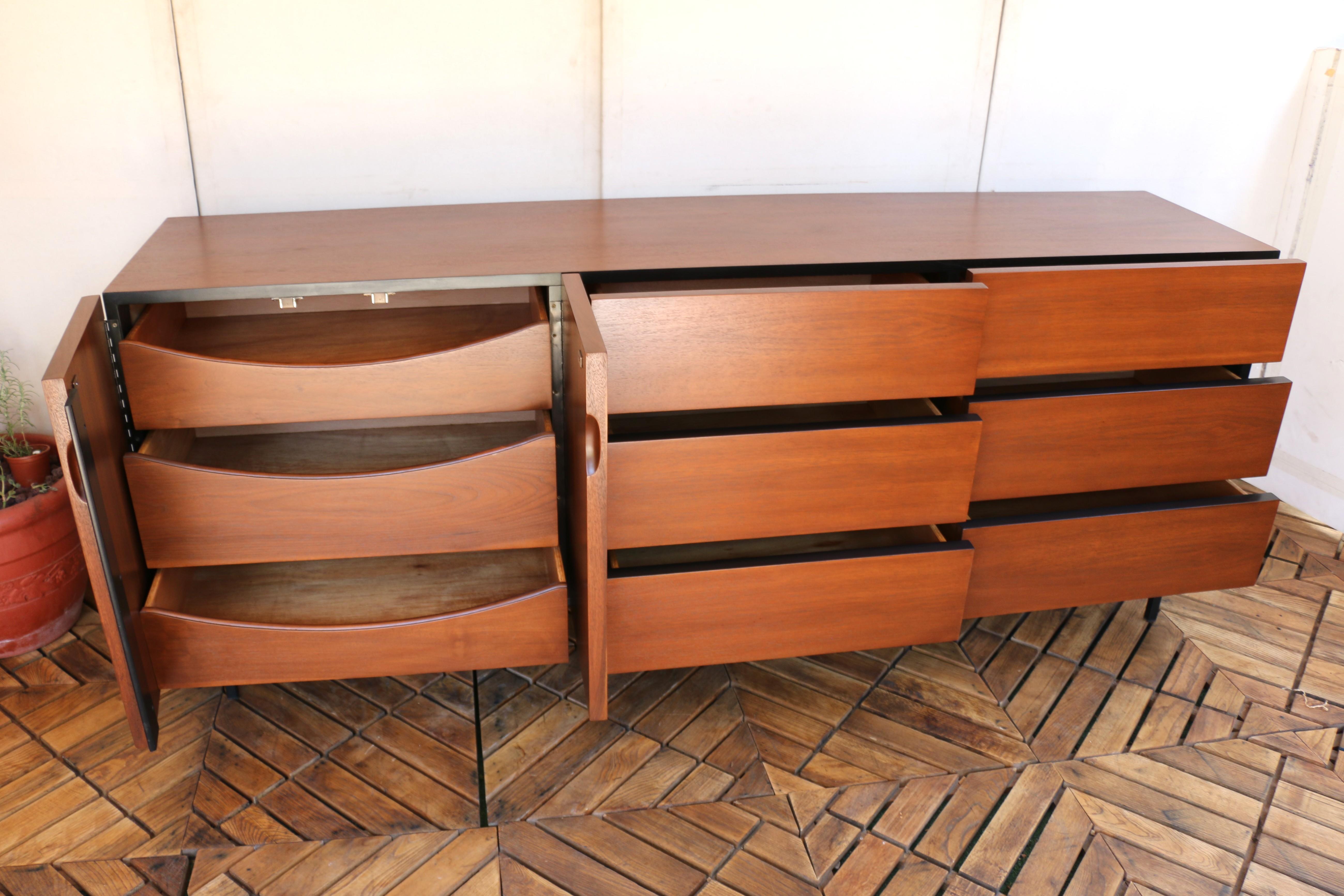 Mid-Century Walnut Credenza by American of Martinsville, 1960s For Sale 1