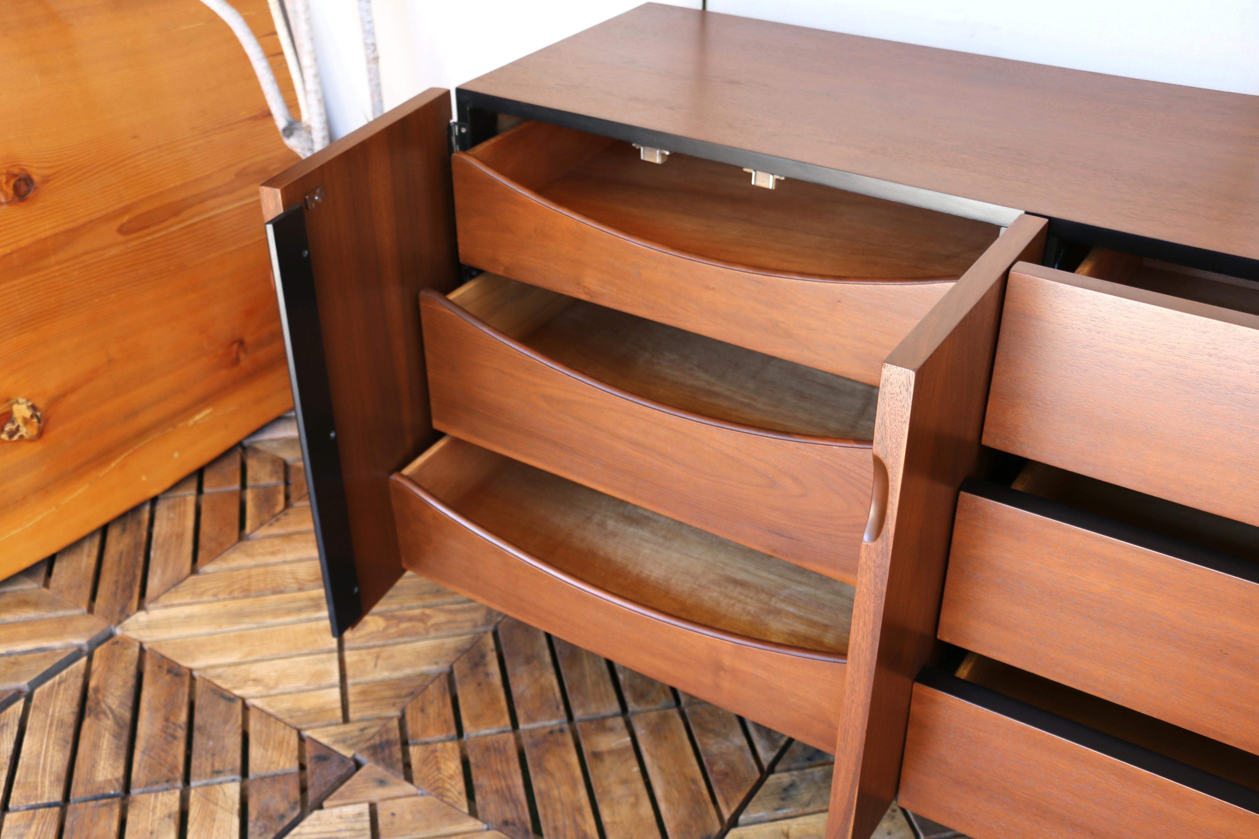 Mid-Century Walnut Credenza by American of Martinsville, 1960s For Sale 3