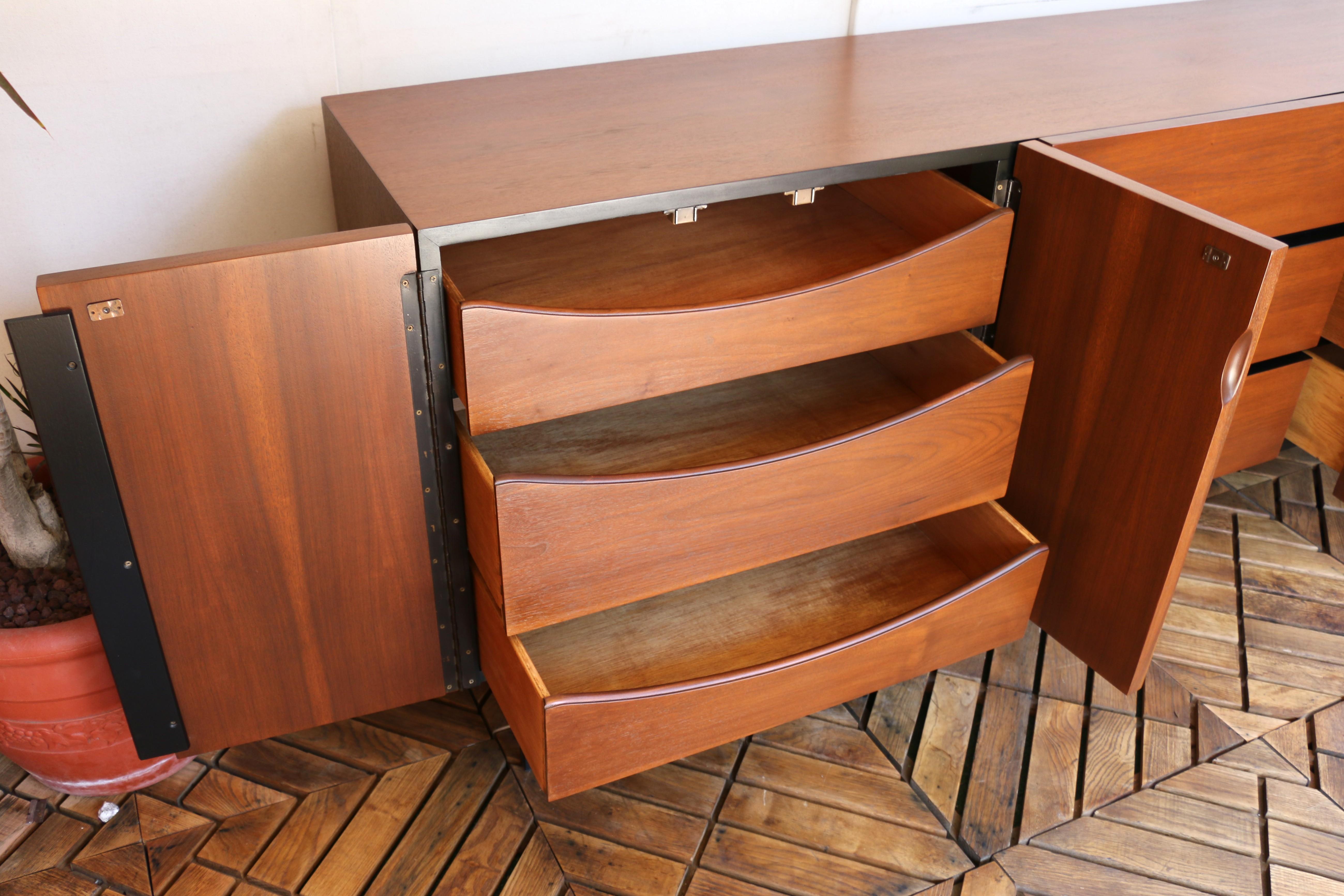 Mid-Century Walnut Credenza by American of Martinsville, 1960s For Sale 4