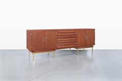 Credenza in noce di metà secolo di Merton L. Gershun per American of Martinsville