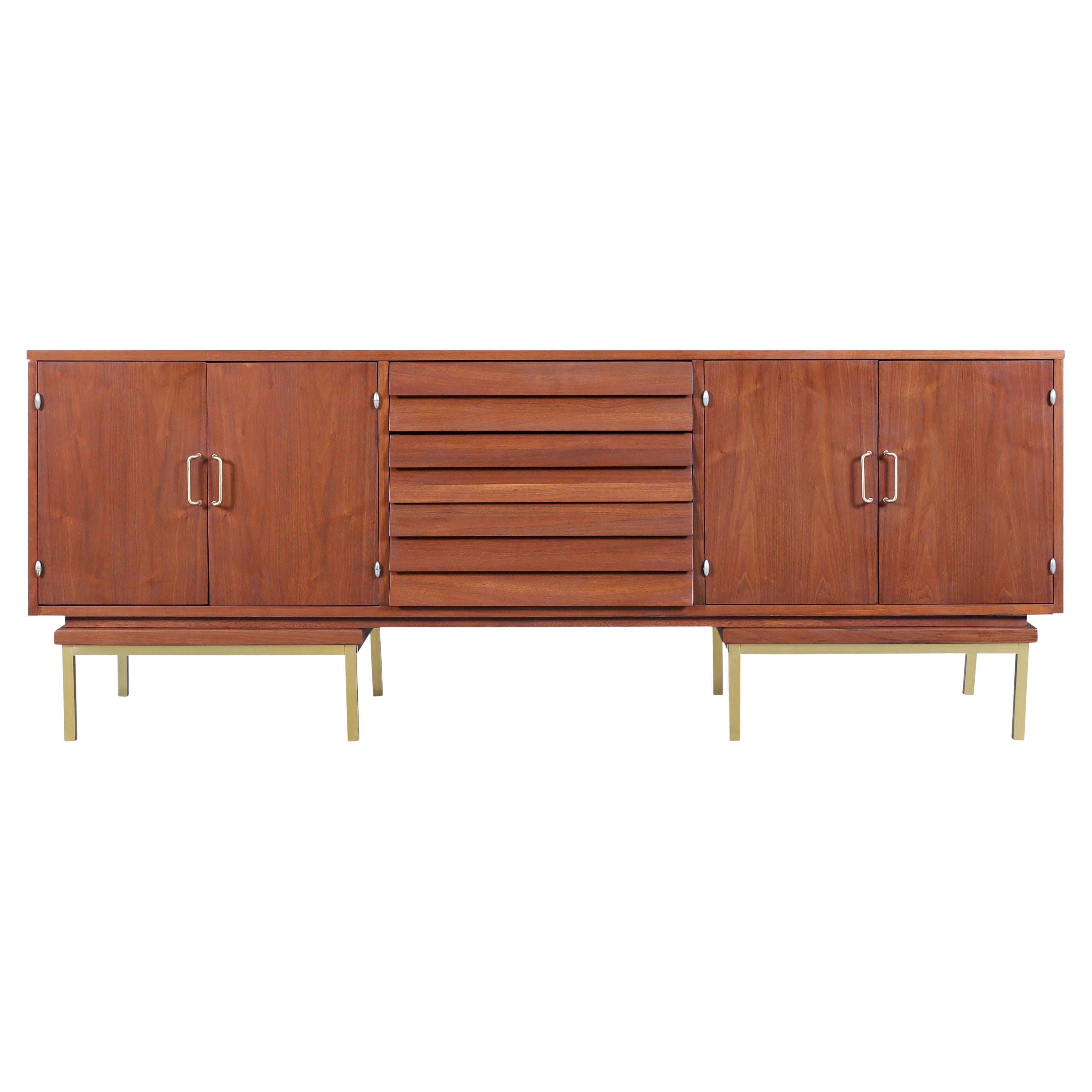 Credenza in noce di metà secolo di Merton L. Gershun per American of Martinsville in vendita