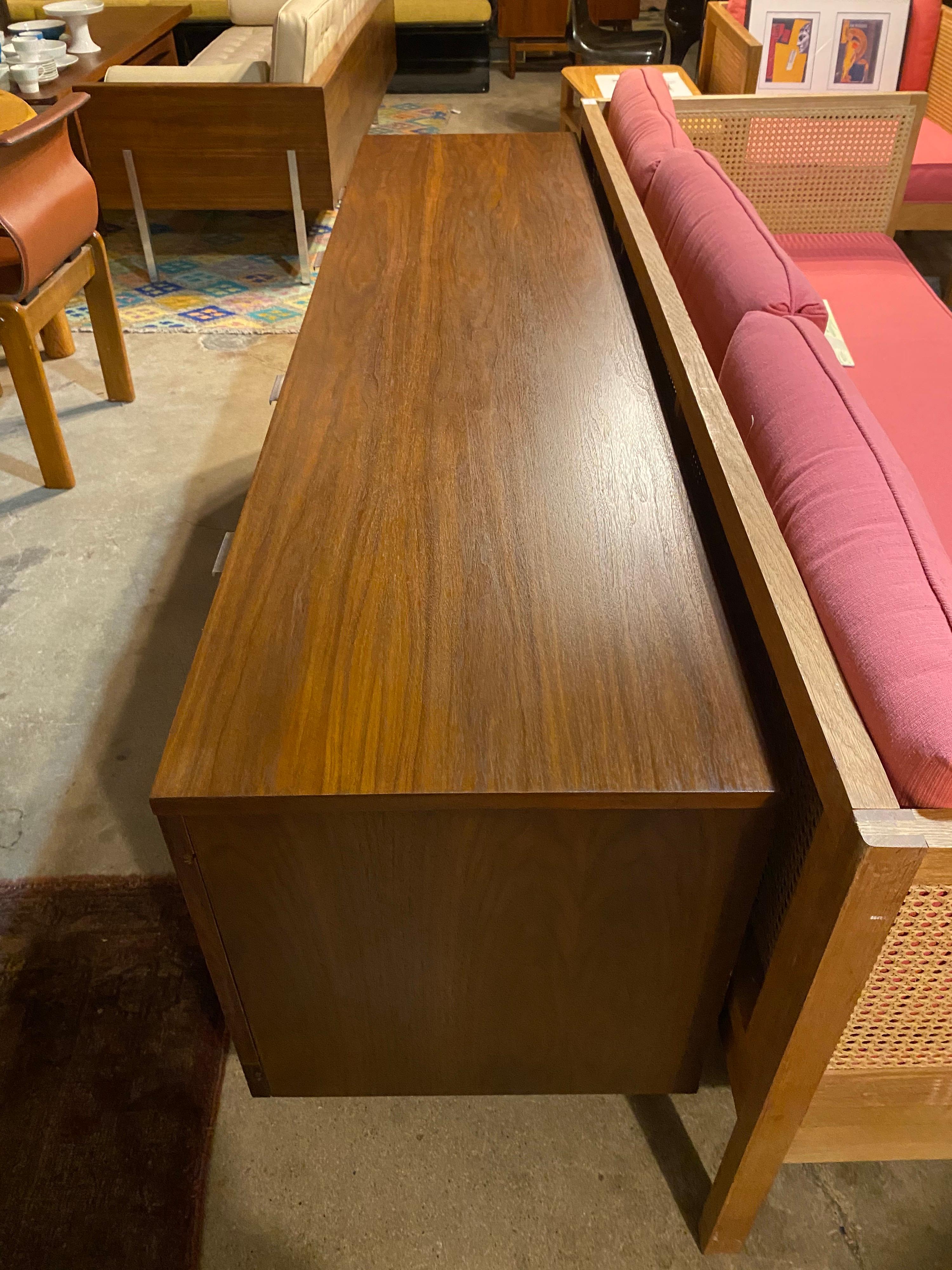 Stunning 1970s George Nelson executive credenza for Herman Miller is in great overall condition, features chrome hardware and legs, four pull out drawers and two doors that conceal extra storage space. Ideal for the office or in the living room.