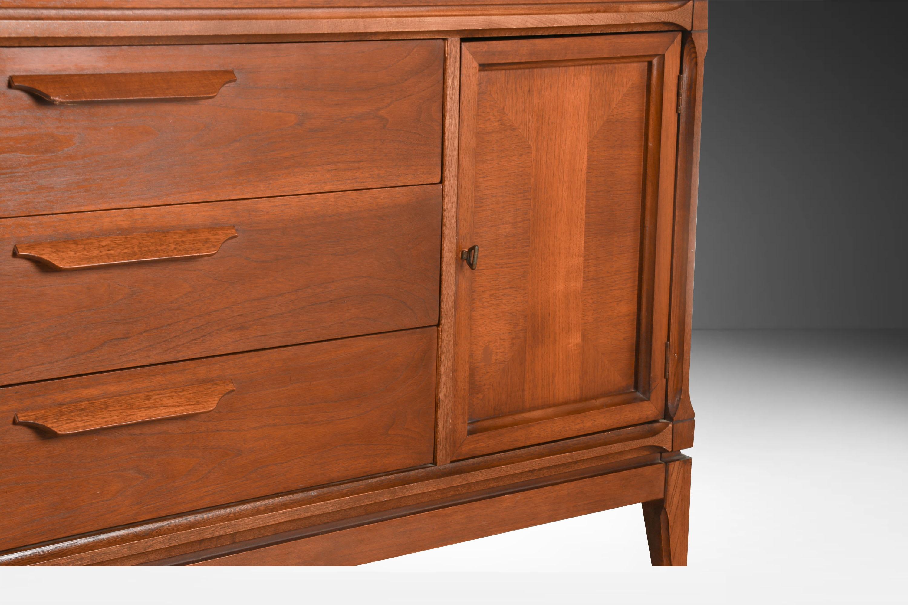 Credenza Dresser Bassett di metà secolo in noce in vendita 3