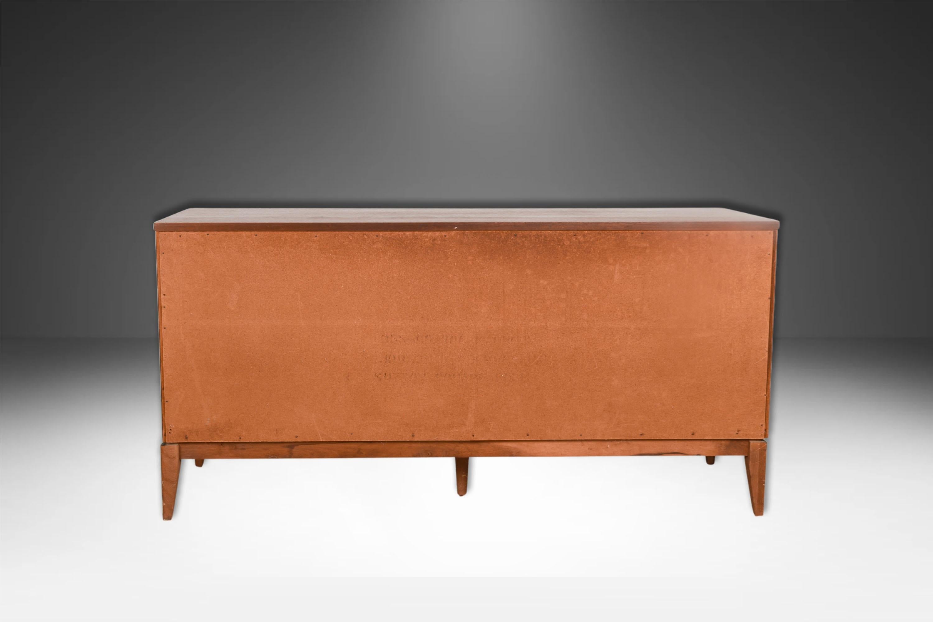 Credenza Dresser Bassett di metà secolo in noce in vendita 5