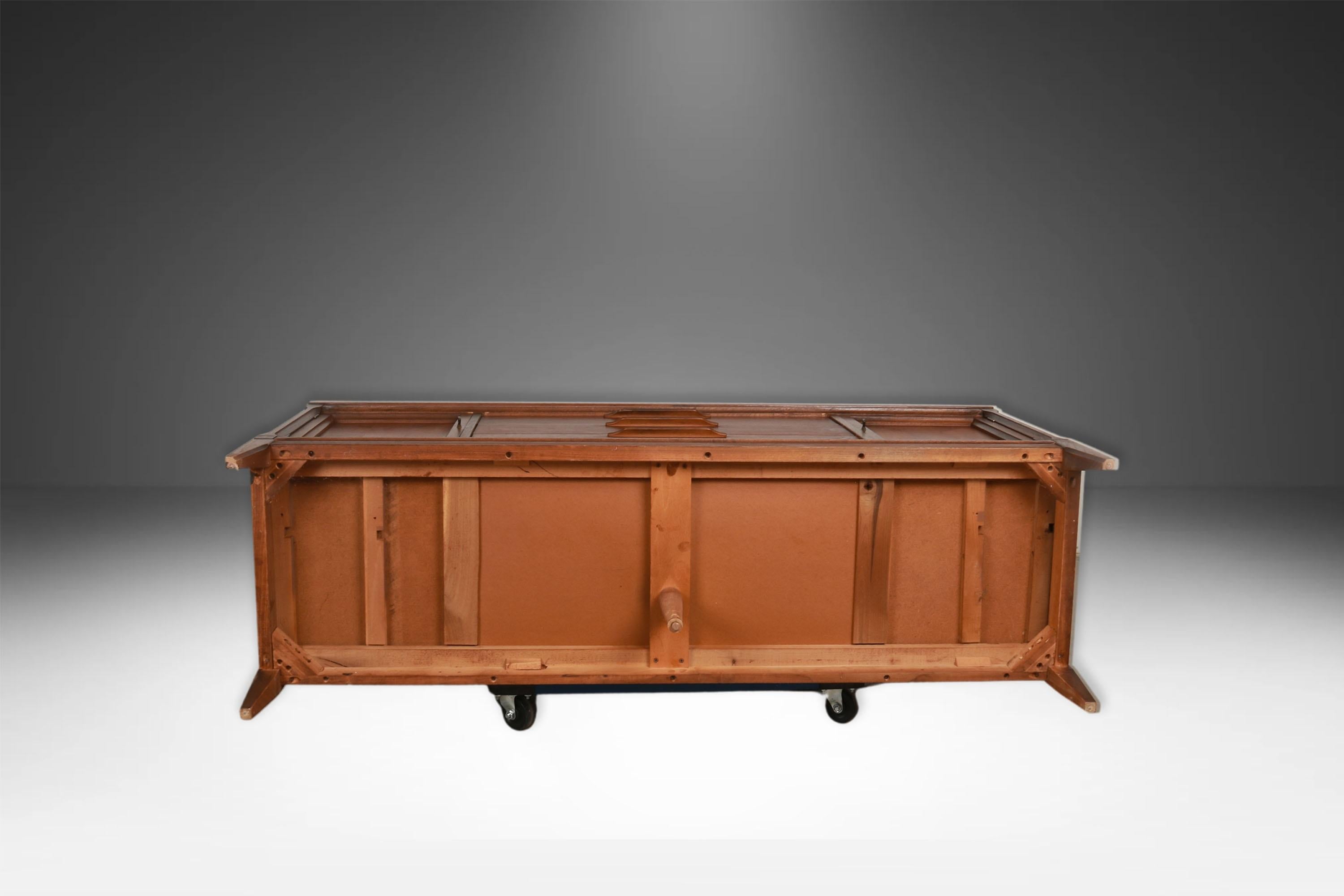 Credenza Dresser Bassett di metà secolo in noce in vendita 6