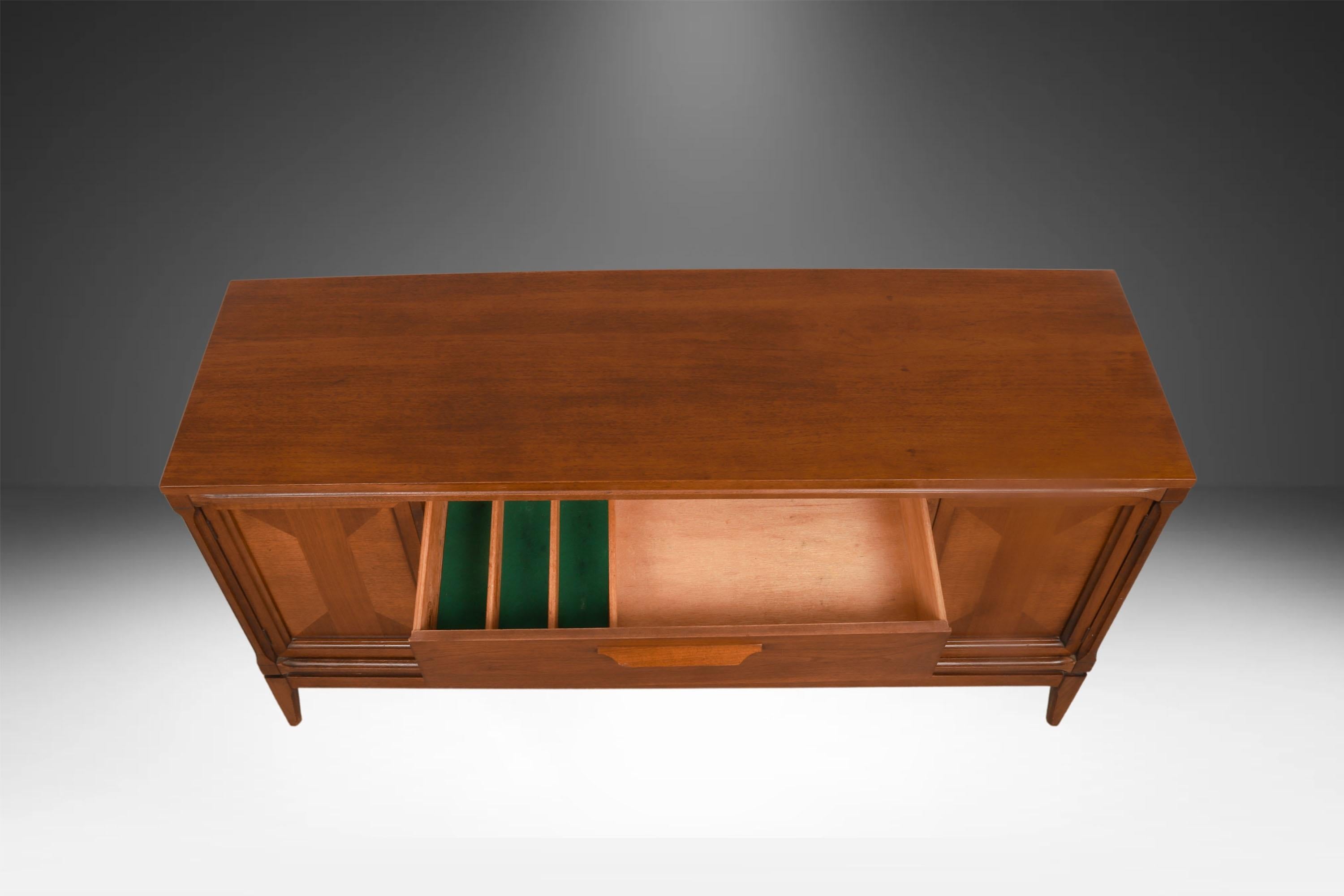 Mid-Century moderno Credenza Dresser Bassett di metà secolo in noce in vendita