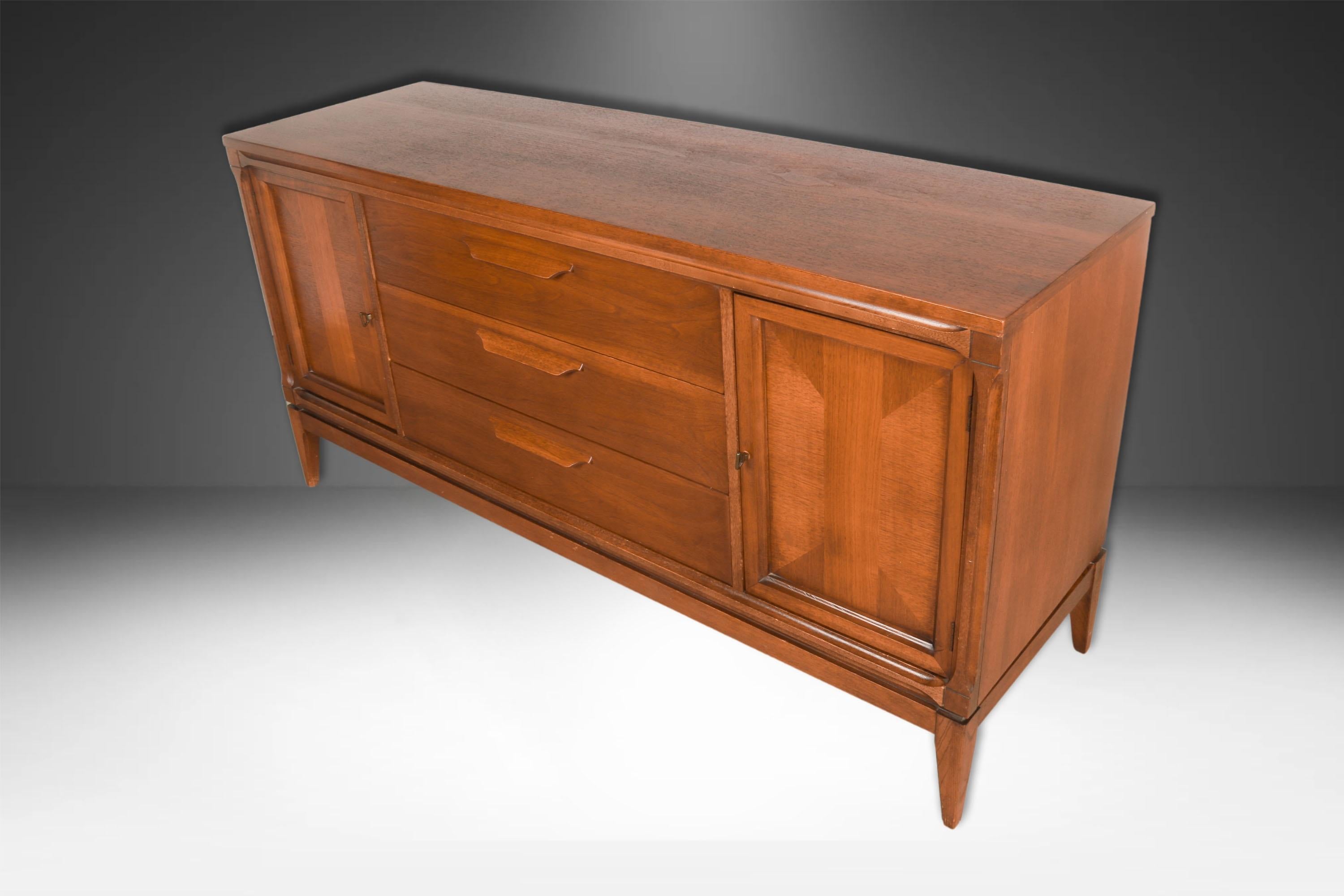 Credenza Dresser Bassett di metà secolo in noce In condizioni discrete in vendita a Baltimore, MD