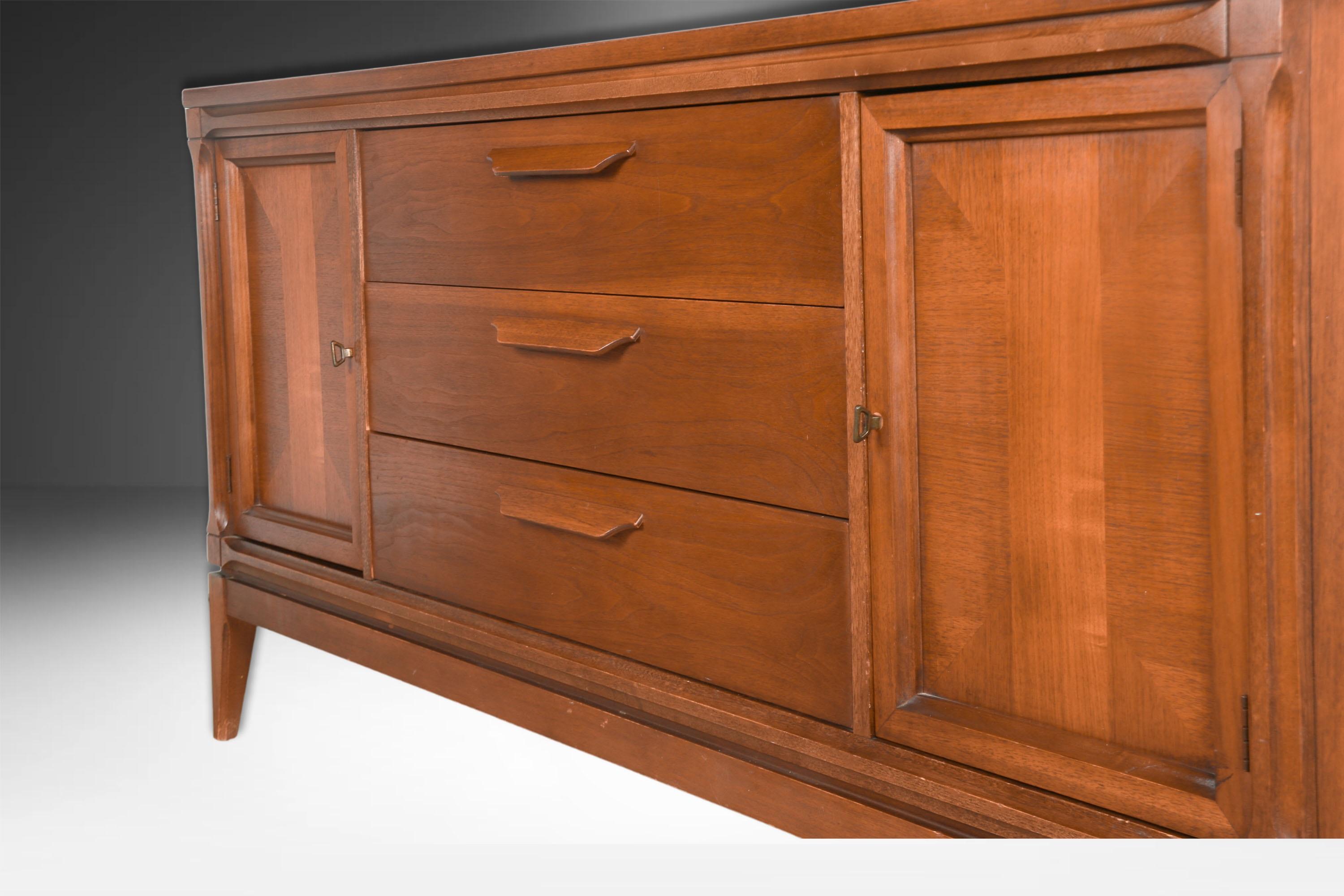 Metà XX secolo Credenza Dresser Bassett di metà secolo in noce in vendita