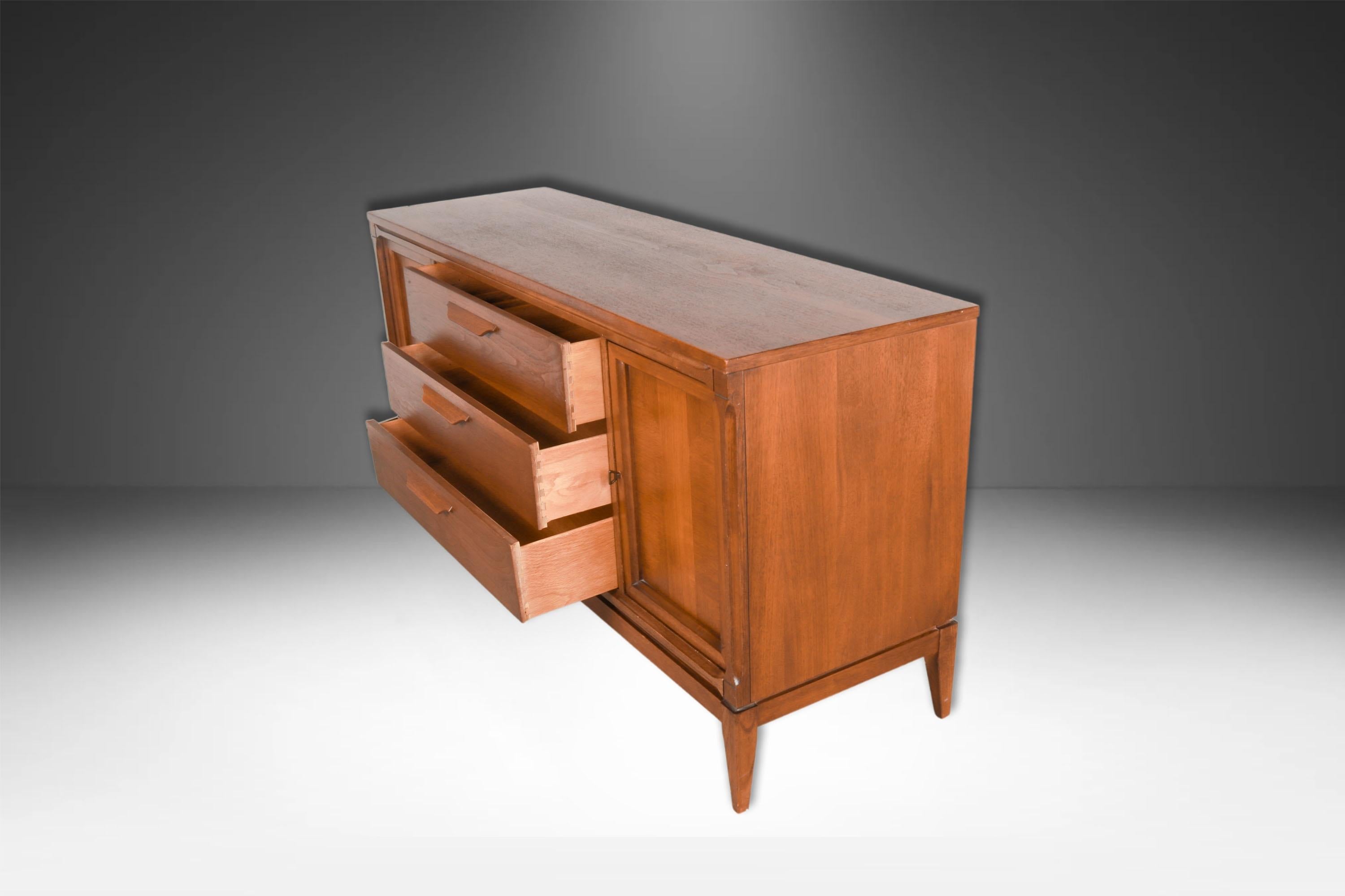 Noce Credenza Dresser Bassett di metà secolo in noce in vendita