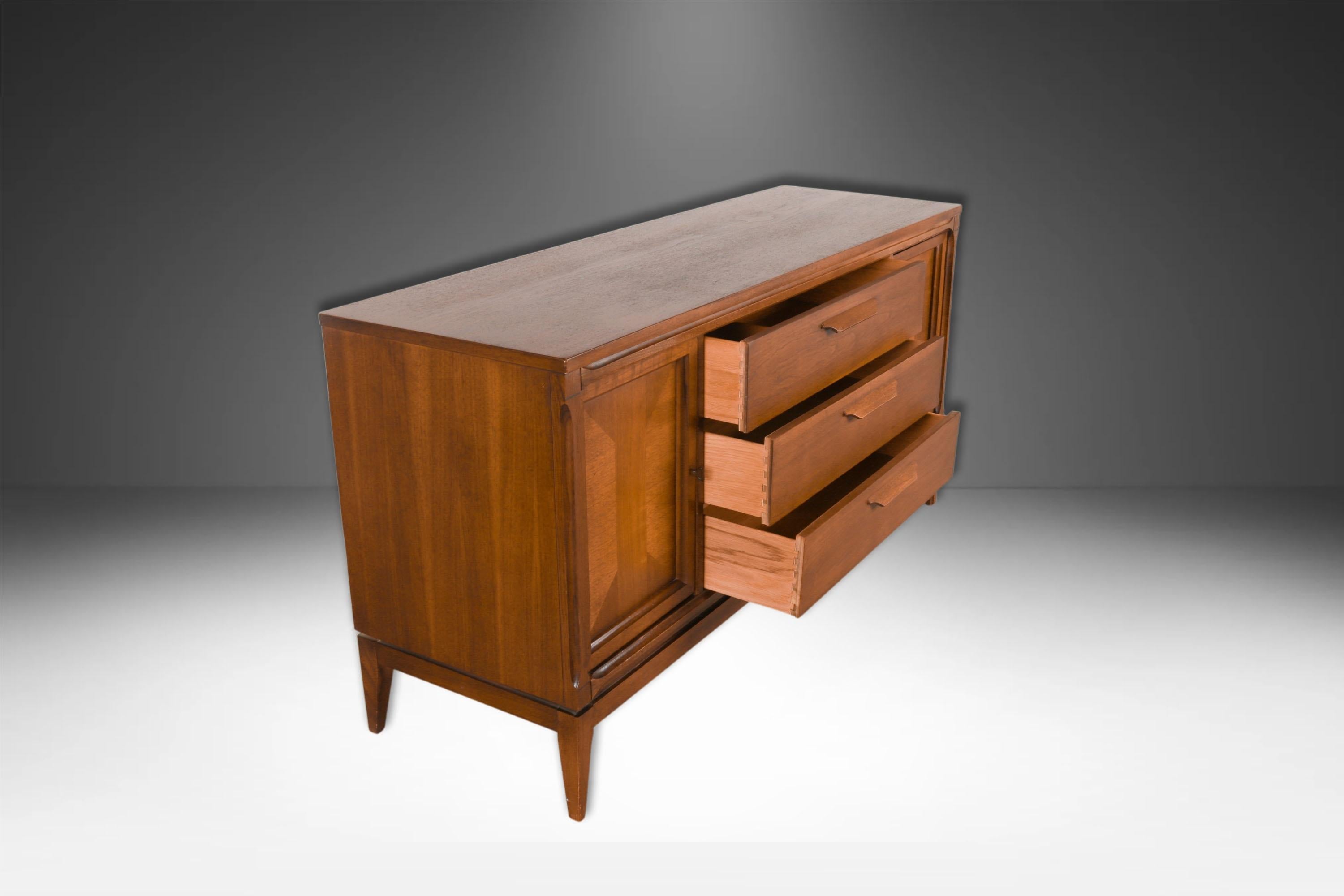 Credenza Dresser Bassett di metà secolo in noce in vendita 1