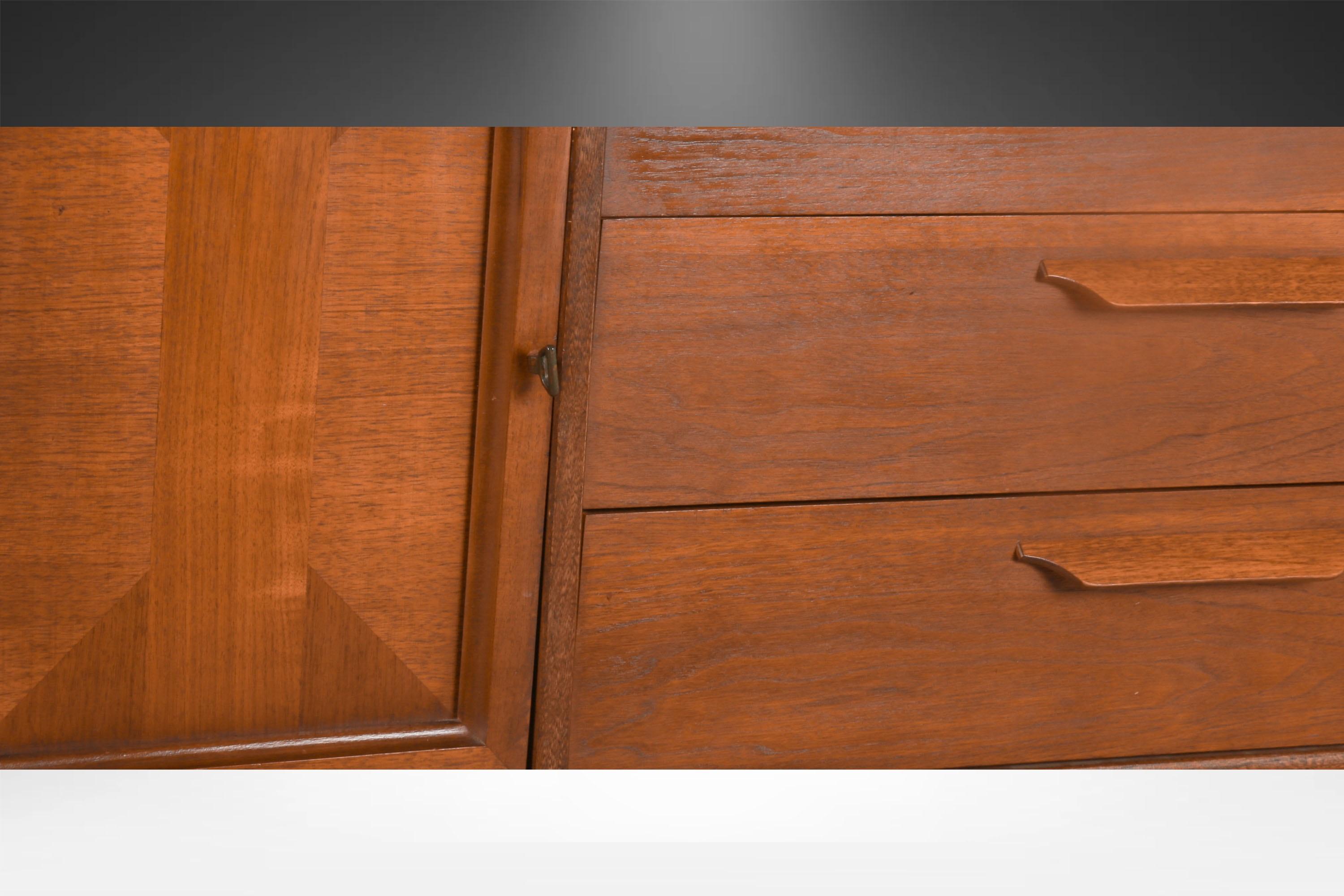 Credenza Dresser Bassett di metà secolo in noce in vendita 2
