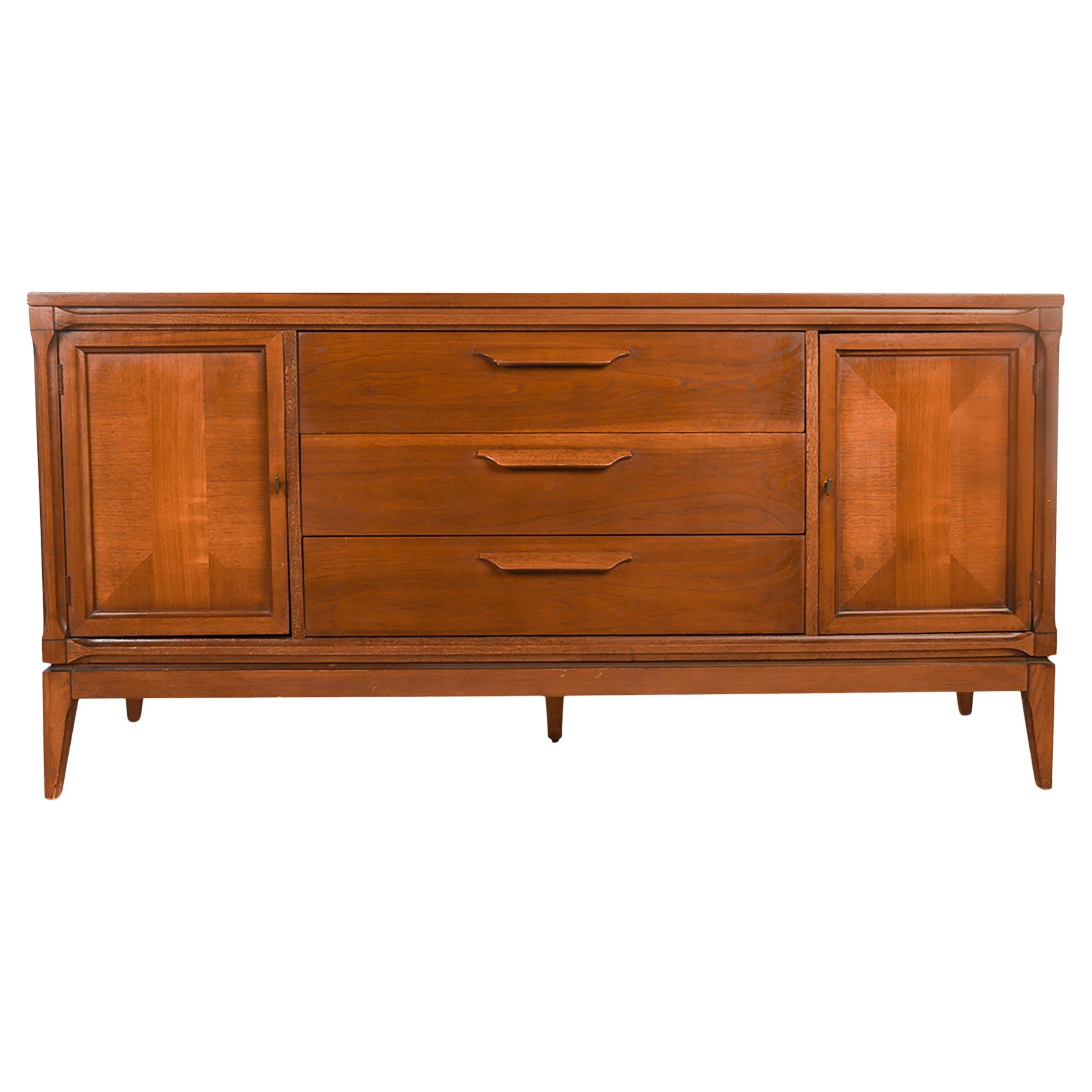 Credenza Dresser Bassett di metà secolo in noce