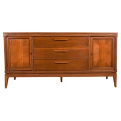 Credenza Dresser Bassett di metà secolo in noce