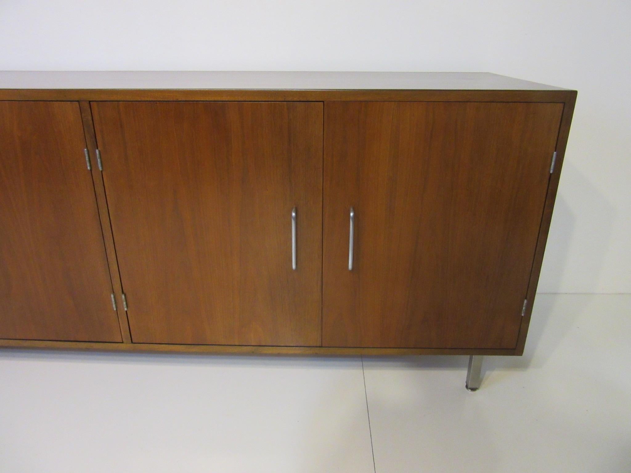 Midcentury Walnut Credenza in the Style of Jens Risom In Good Condition In Cincinnati, OH