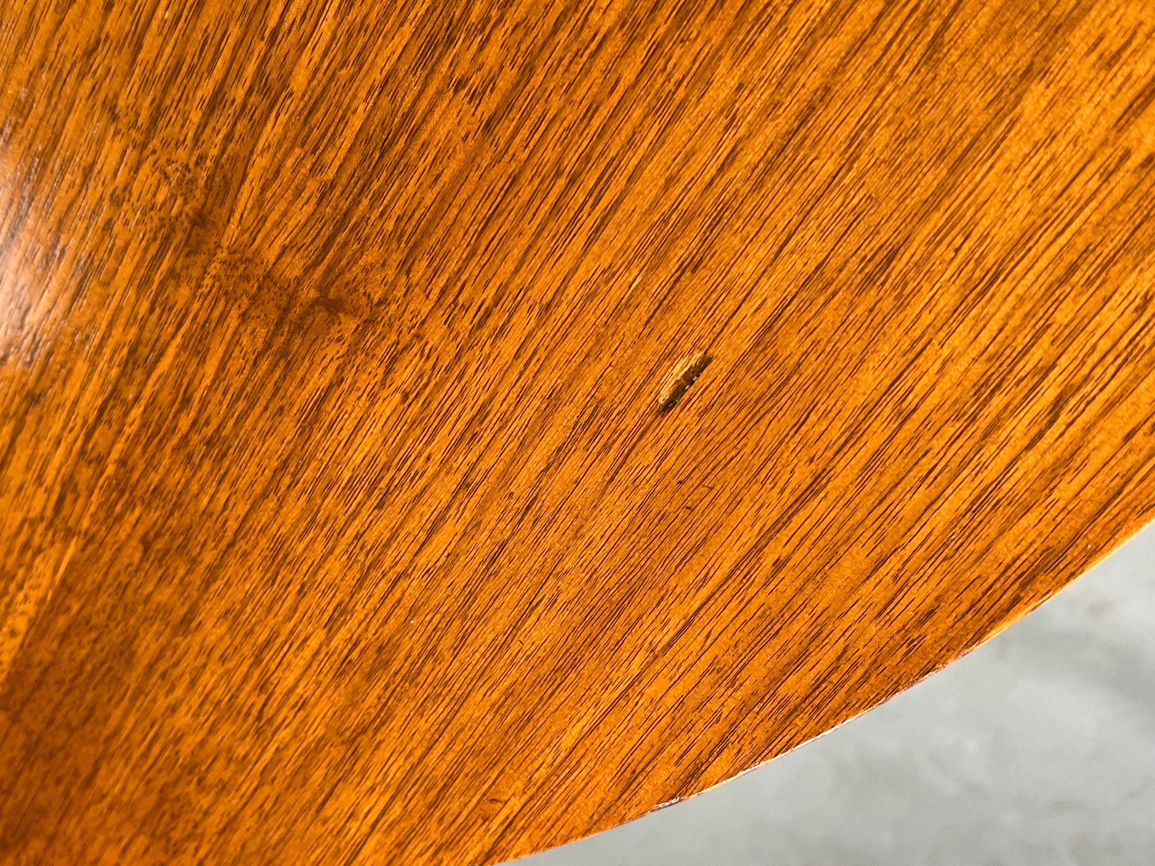 Table basse ronde de style danois en noyer du milieu du siècle dernier en vente 3
