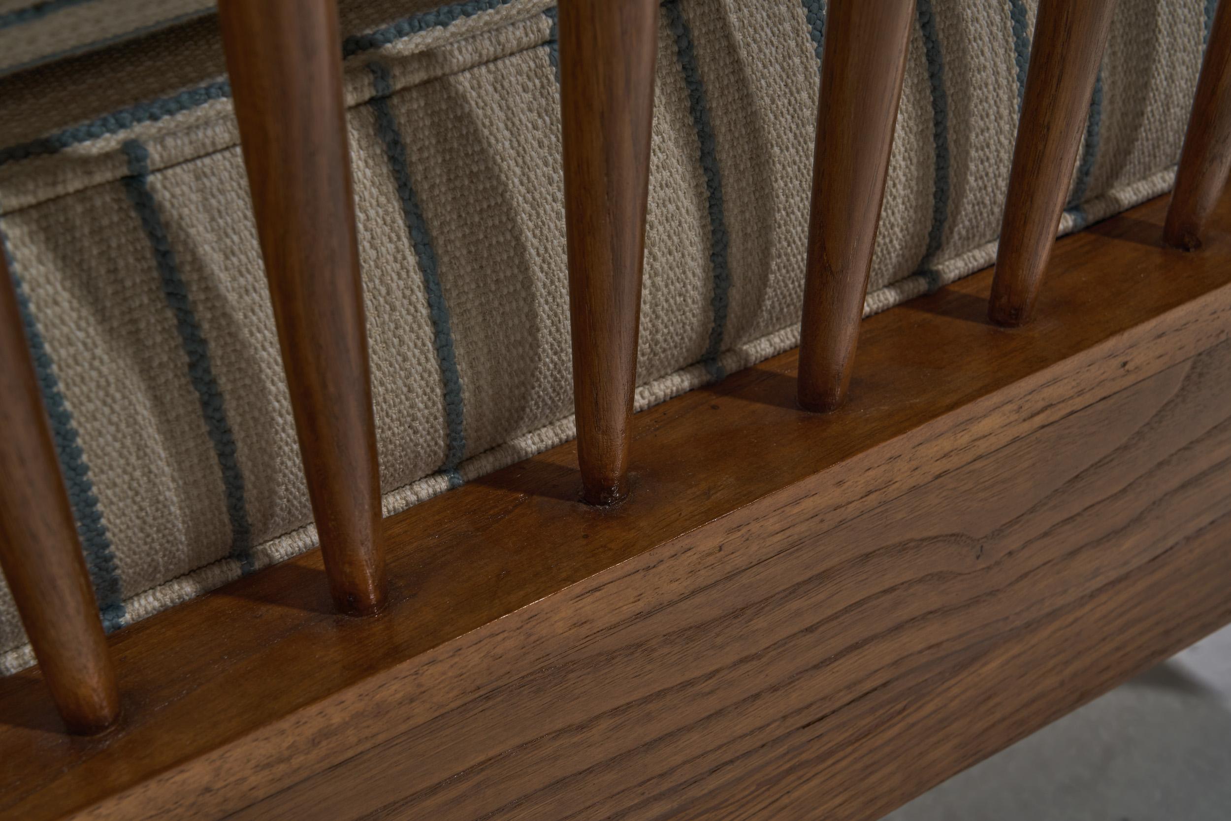 Mid-Century Walnut Daybed in the Manner of Paolo Buffa, Italy 1960s For Sale 4