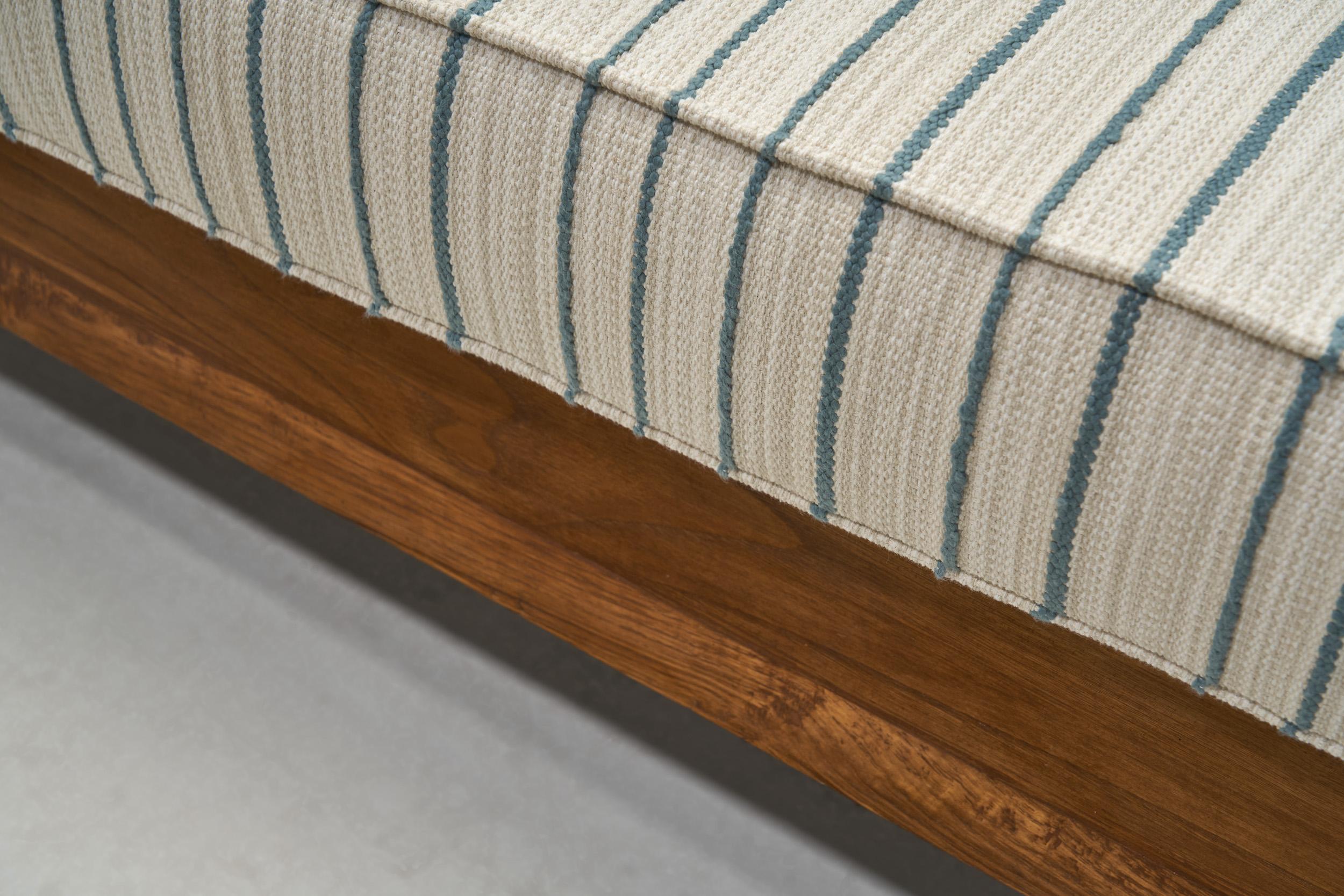 Mid-Century Walnut Daybed in the Manner of Paolo Buffa, Italy 1960s For Sale 5