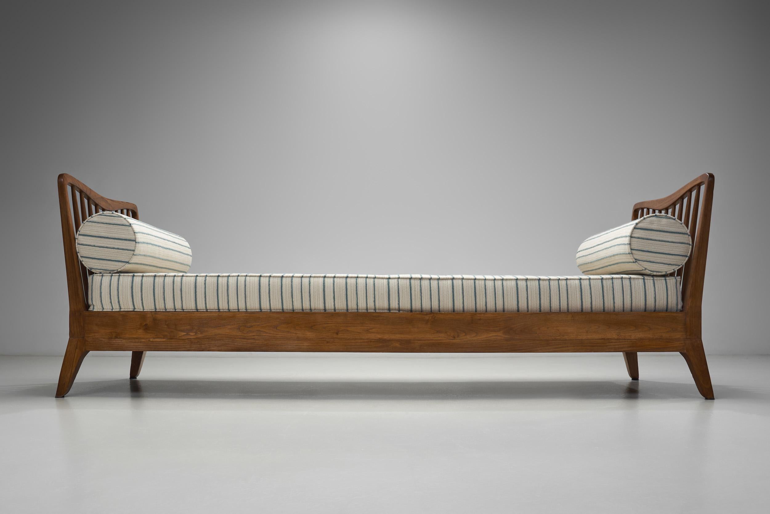 Mid-Century Walnut Daybed in the Manner of Paolo Buffa, Italy 1960s For Sale 9