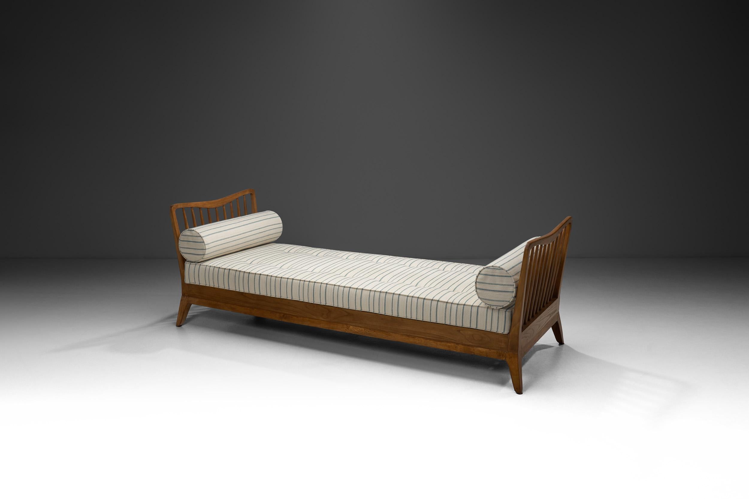 This daybed, in the style of Italian design icon Paolo Buffa, is a true testament to the glory days of mid-century modernism. Buffa's design language was always coherent with current times and congenial to the wisdom of furniture manufacturing,