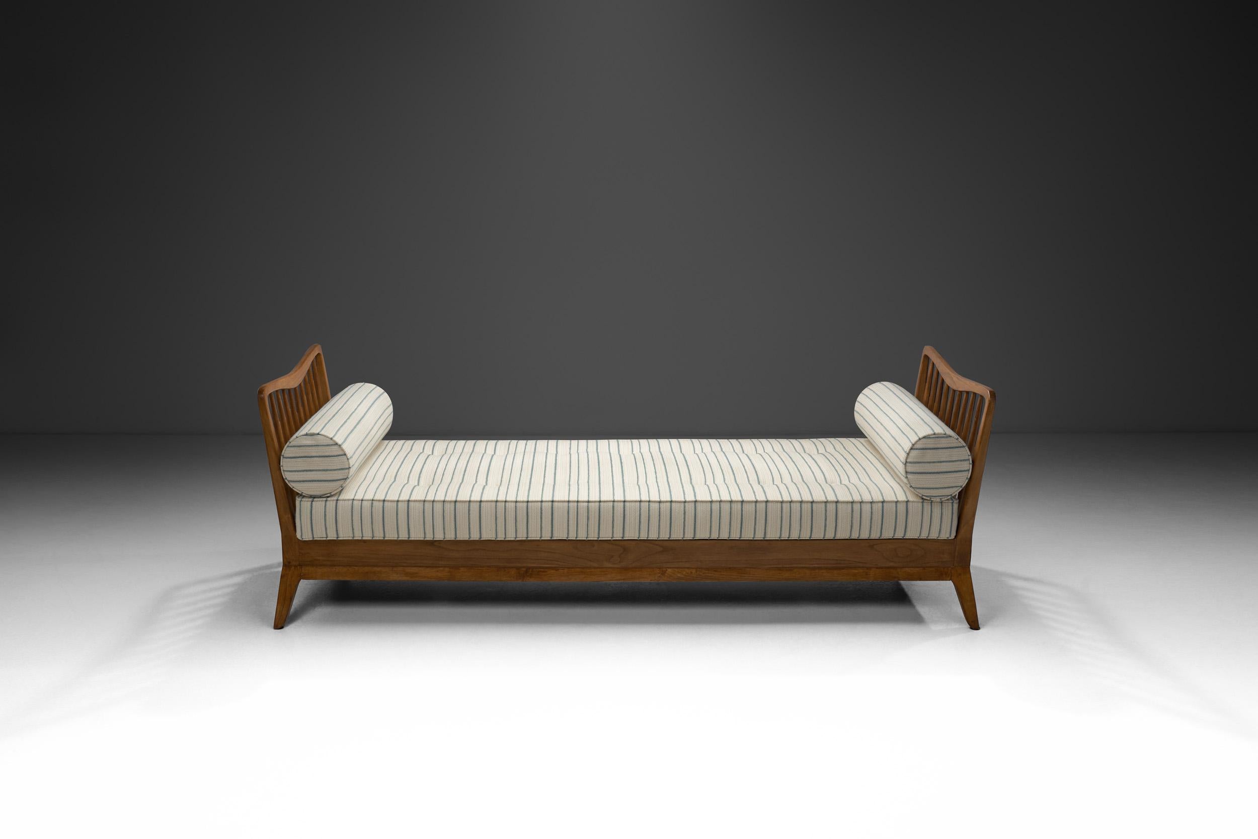 Mid-Century Modern Mid-Century Walnut Daybed in the Manner of Paolo Buffa, Italy 1960s For Sale
