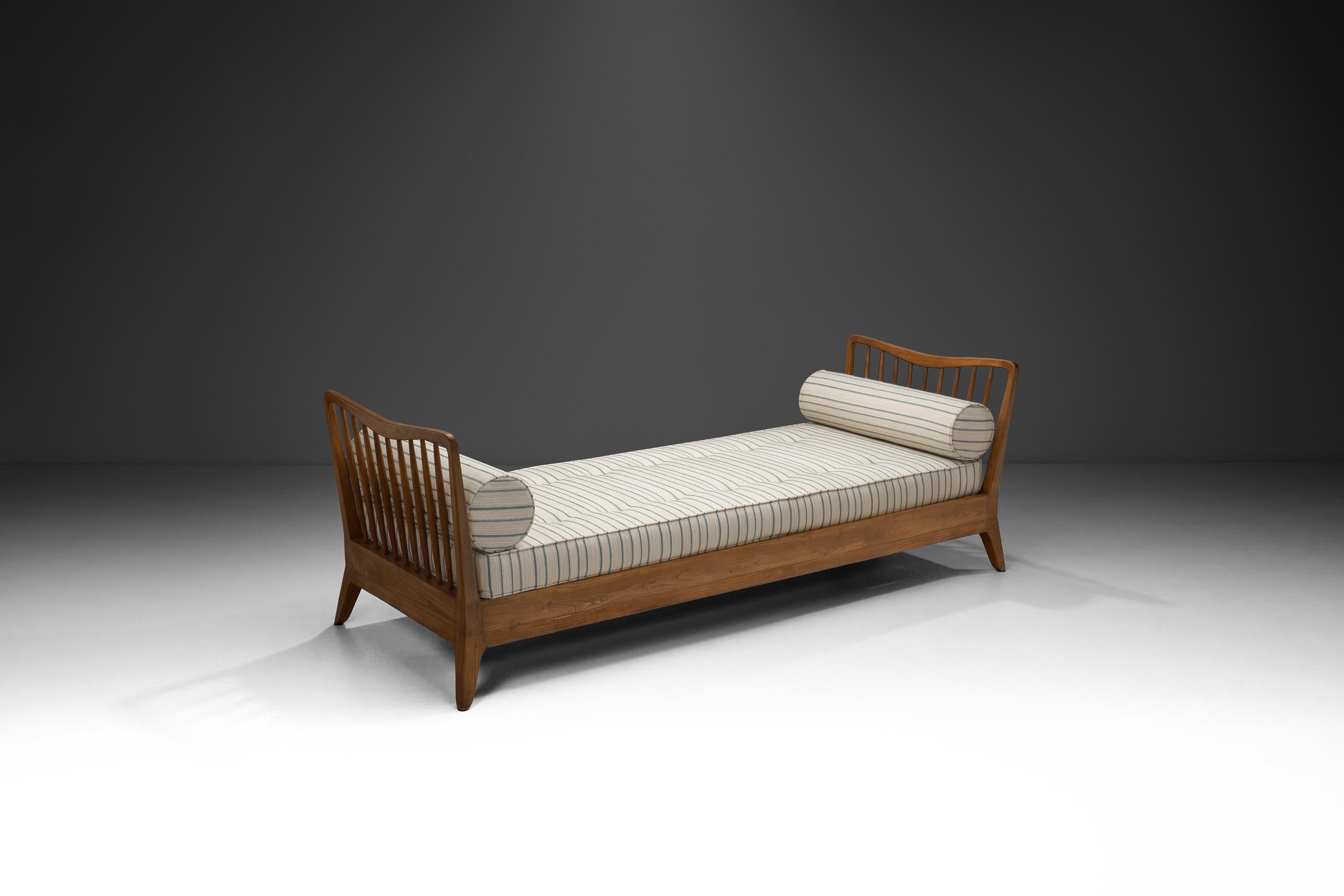 Italian Mid-Century Walnut Daybed in the Manner of Paolo Buffa, Italy 1960s For Sale