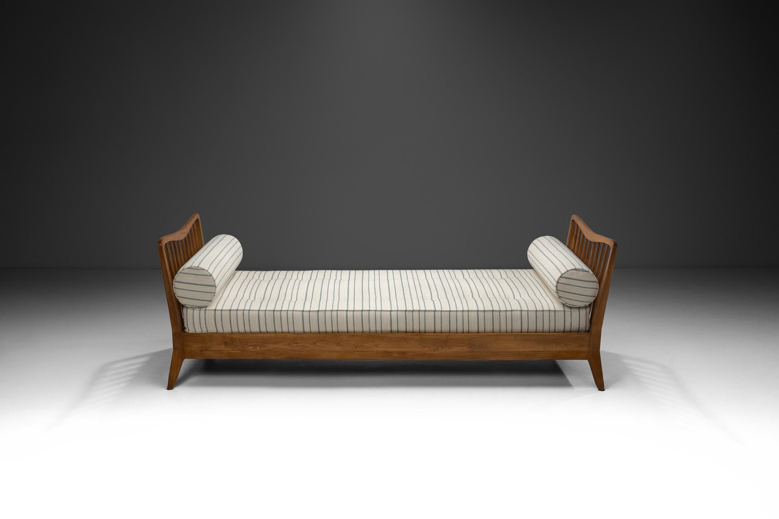 Mid-Century Walnut Daybed in the Manner of Paolo Buffa, Italy 1960s In Good Condition For Sale In Utrecht, NL