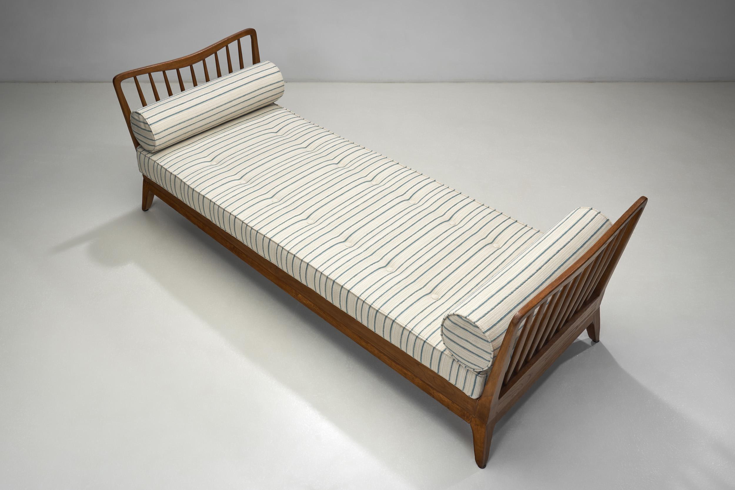 Mid-20th Century Mid-Century Walnut Daybed in the Manner of Paolo Buffa, Italy 1960s For Sale