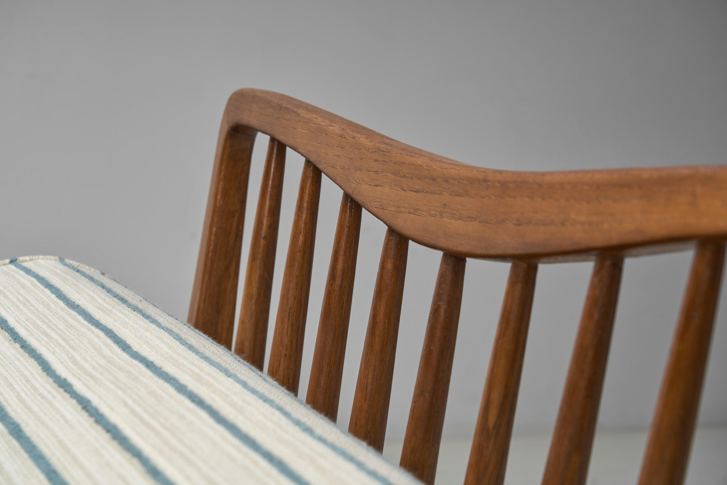 Fabric Mid-Century Walnut Daybed in the Manner of Paolo Buffa, Italy 1960s For Sale