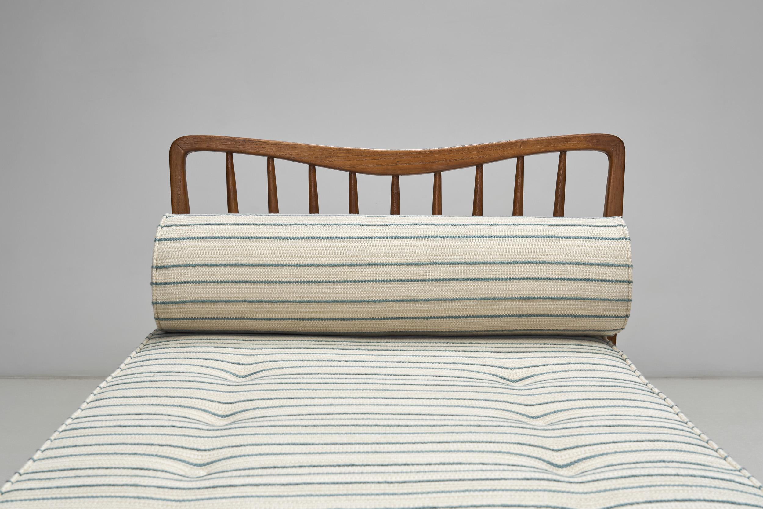 Mid-Century Walnut Daybed in the Manner of Paolo Buffa, Italy 1960s For Sale 2