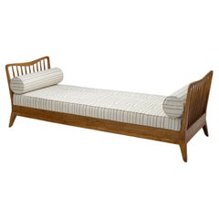 Sofá-cama de nogal de mediados de siglo a la manera de Paolo Buffa, Italia Años 60