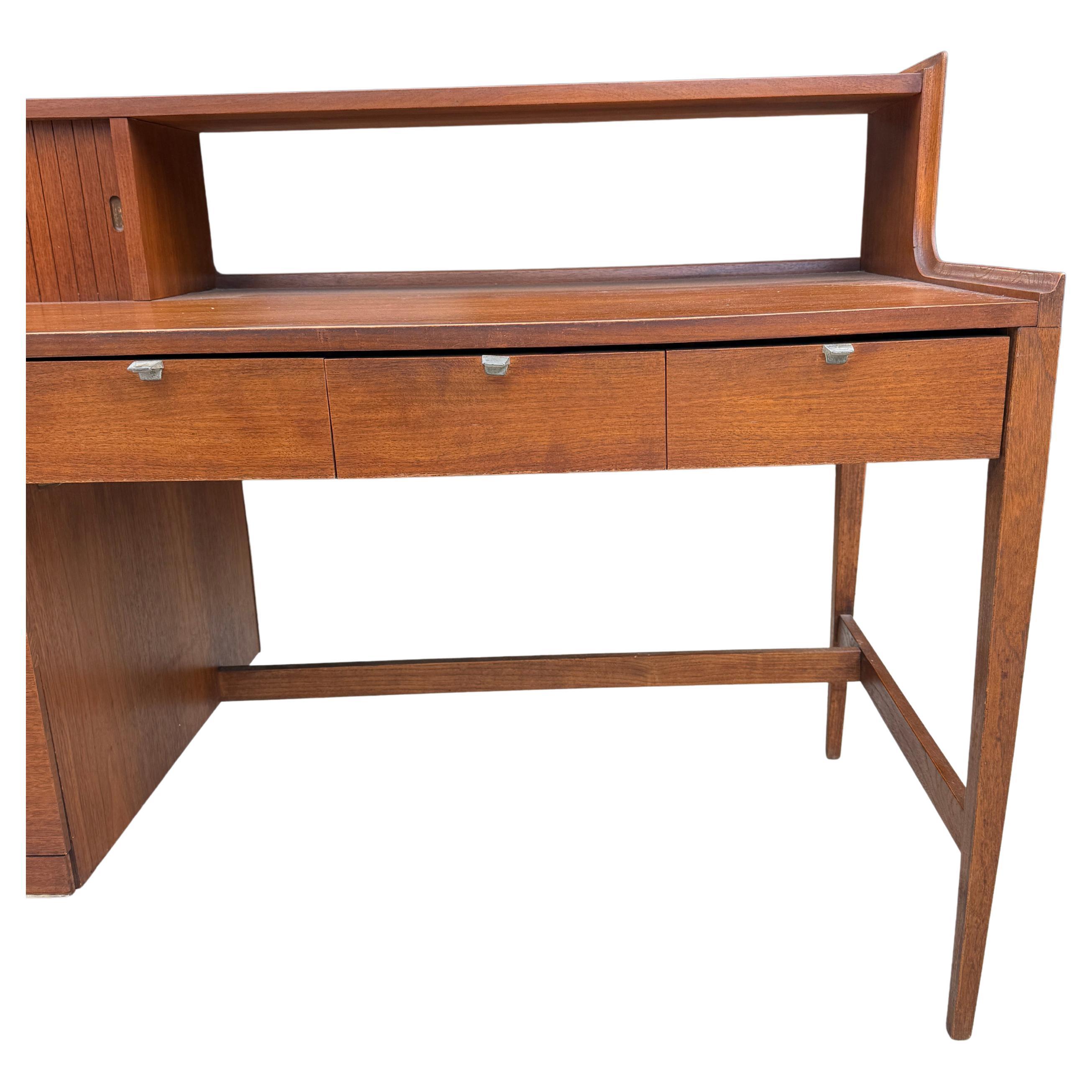 American Mid Century walnut Desk by Arthur Umanoff for Cavalier