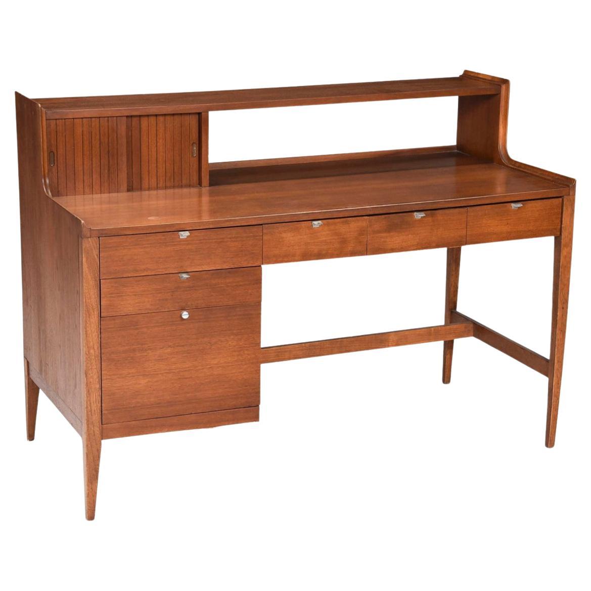 Mid Century walnut Desk by Arthur Umanoff for Cavalier In Good Condition In BROOKLYN, NY