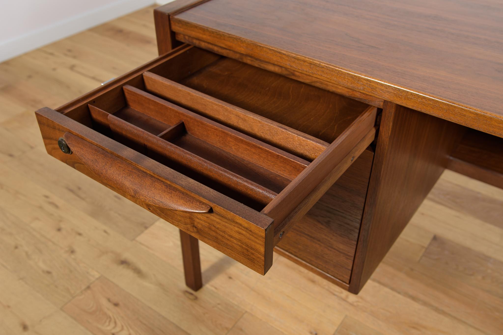 Mid-Century-Schreibtisch aus Nussbaumholz von Jens Risom für Jens Risom Design, 1960er Jahre im Angebot 3