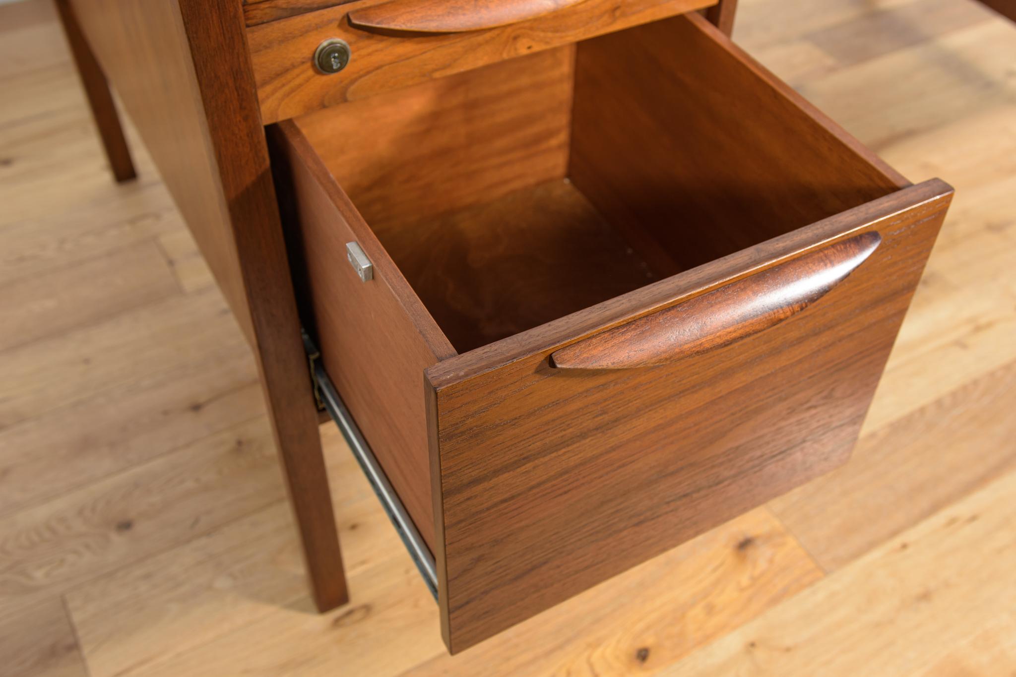 Mid-Century-Schreibtisch aus Nussbaumholz von Jens Risom für Jens Risom Design, 1960er Jahre im Angebot 5