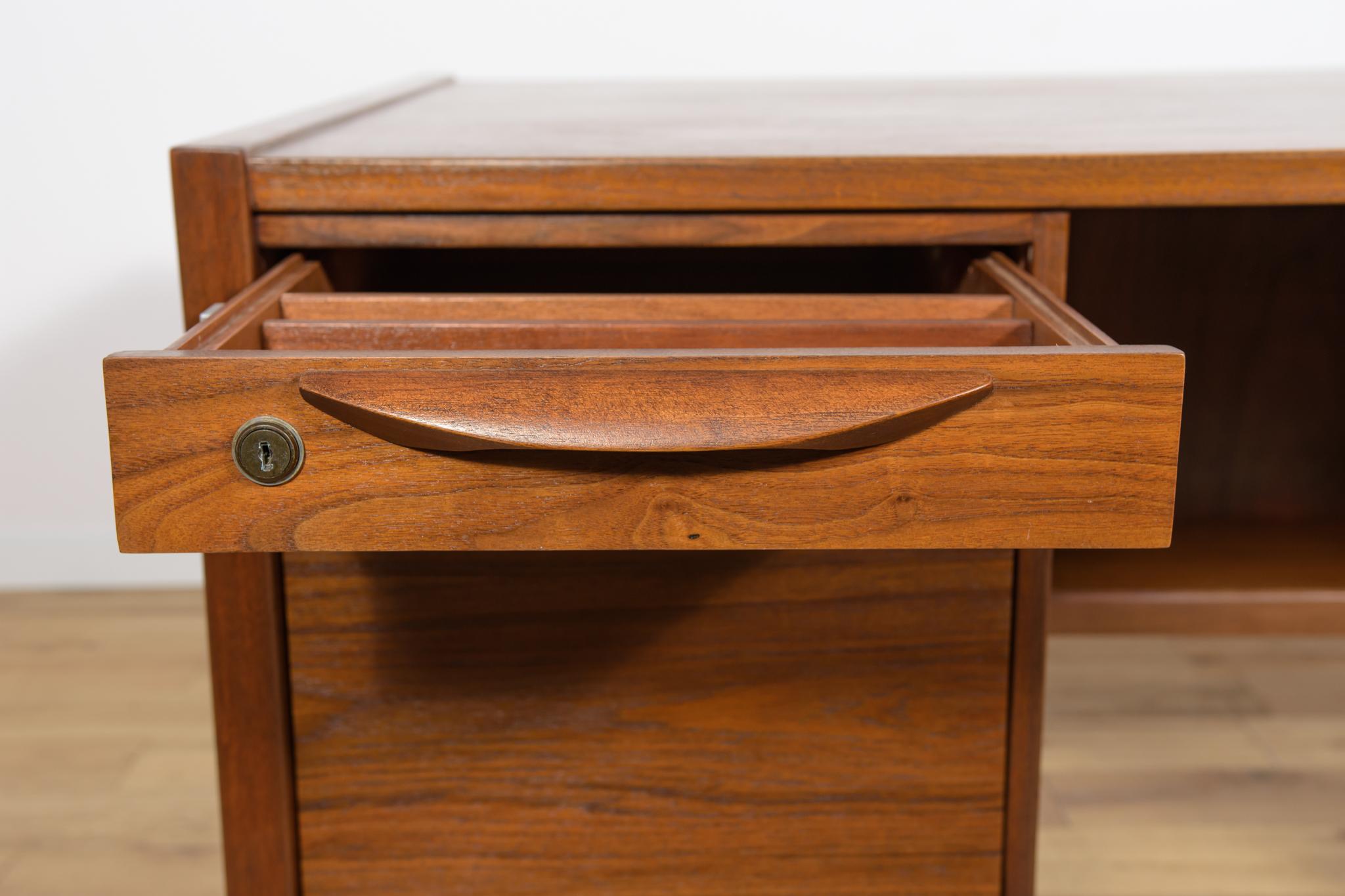 Mid-Century-Schreibtisch aus Nussbaumholz von Jens Risom für Jens Risom Design, 1960er Jahre im Angebot 6