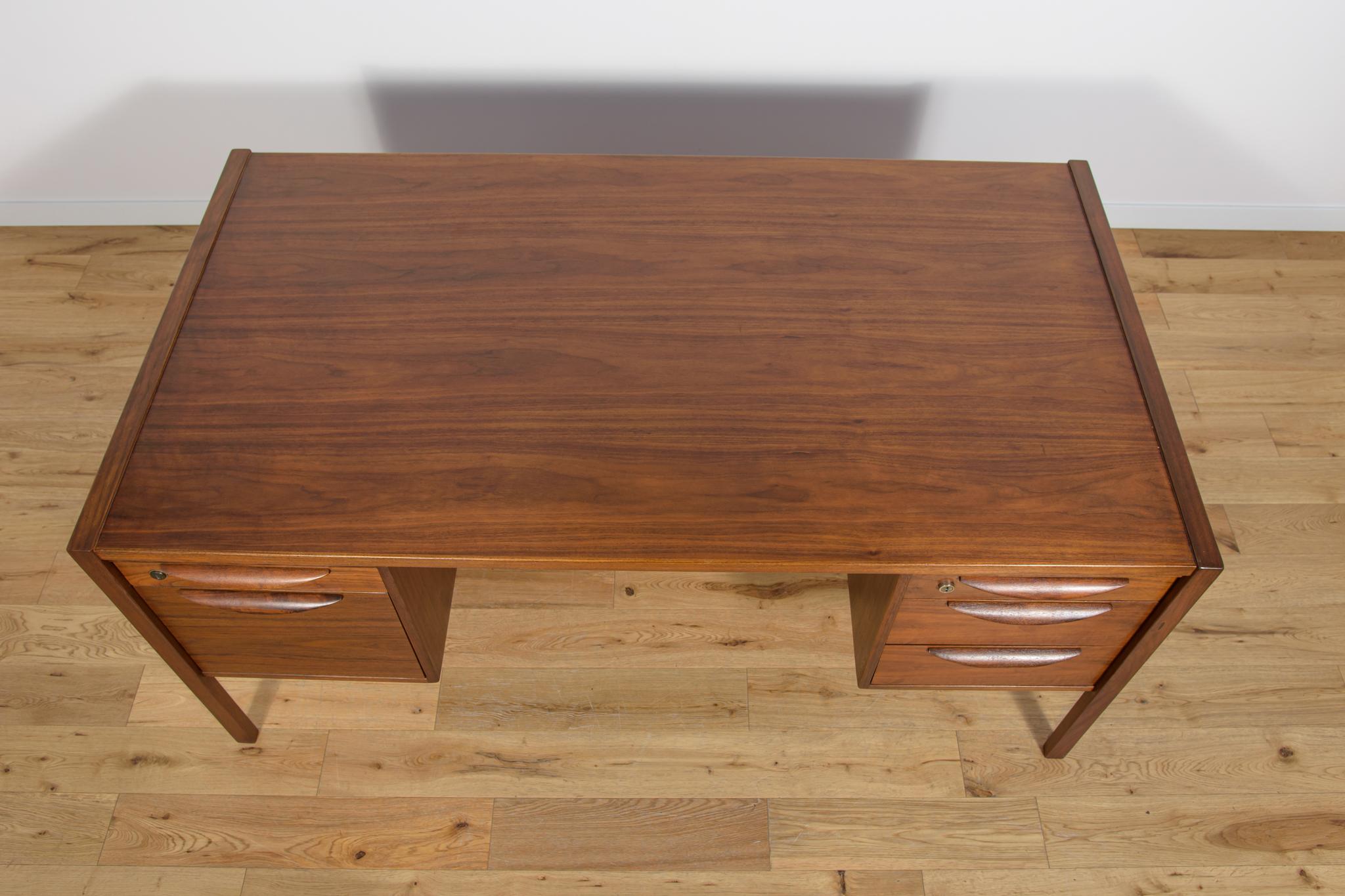 American Mid-Century Walnut Desk by Jens Risom for Jens Risom Design, 1960s For Sale