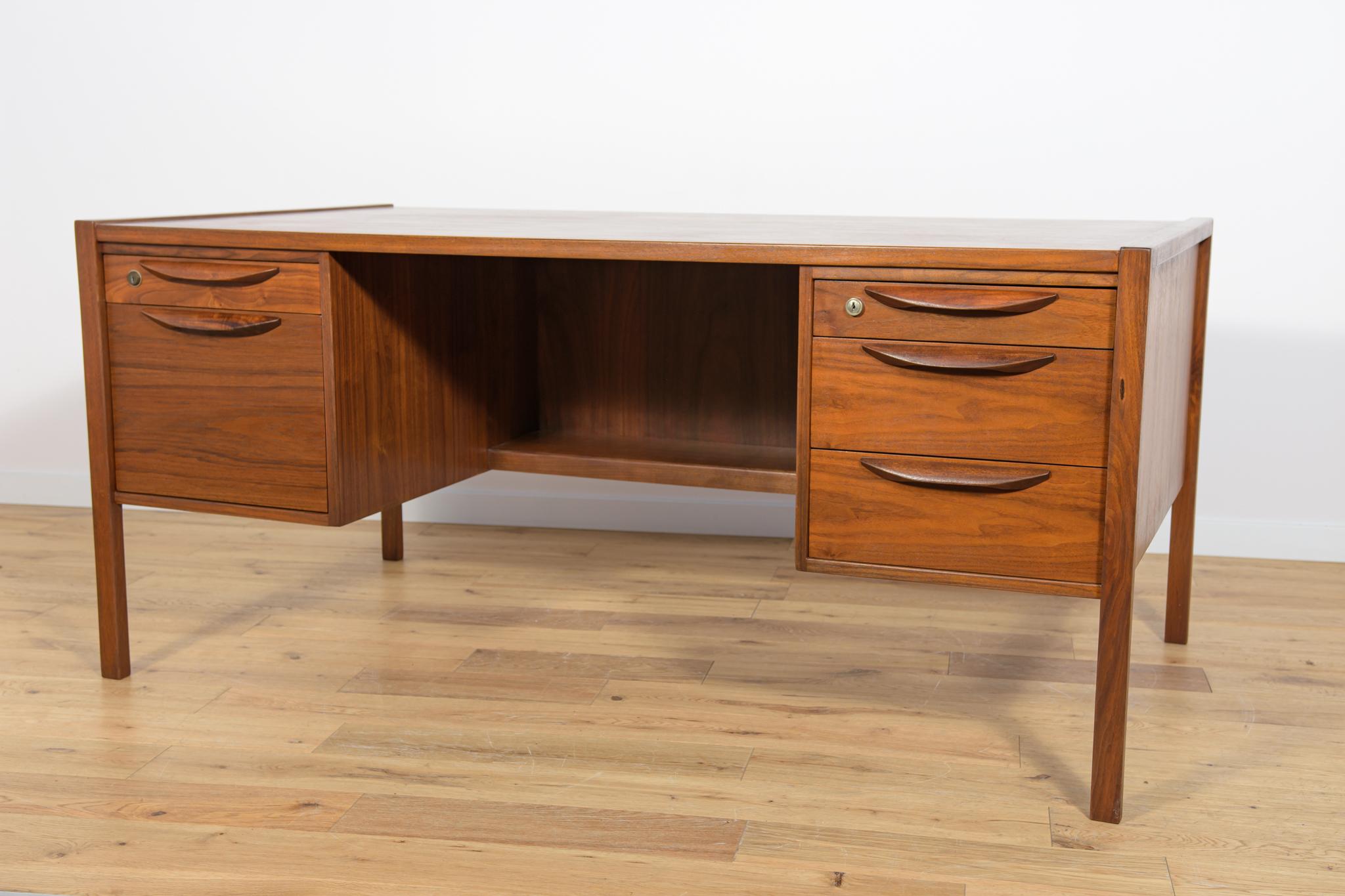 Mid-Century-Schreibtisch aus Nussbaumholz von Jens Risom für Jens Risom Design, 1960er Jahre (Holzarbeit) im Angebot