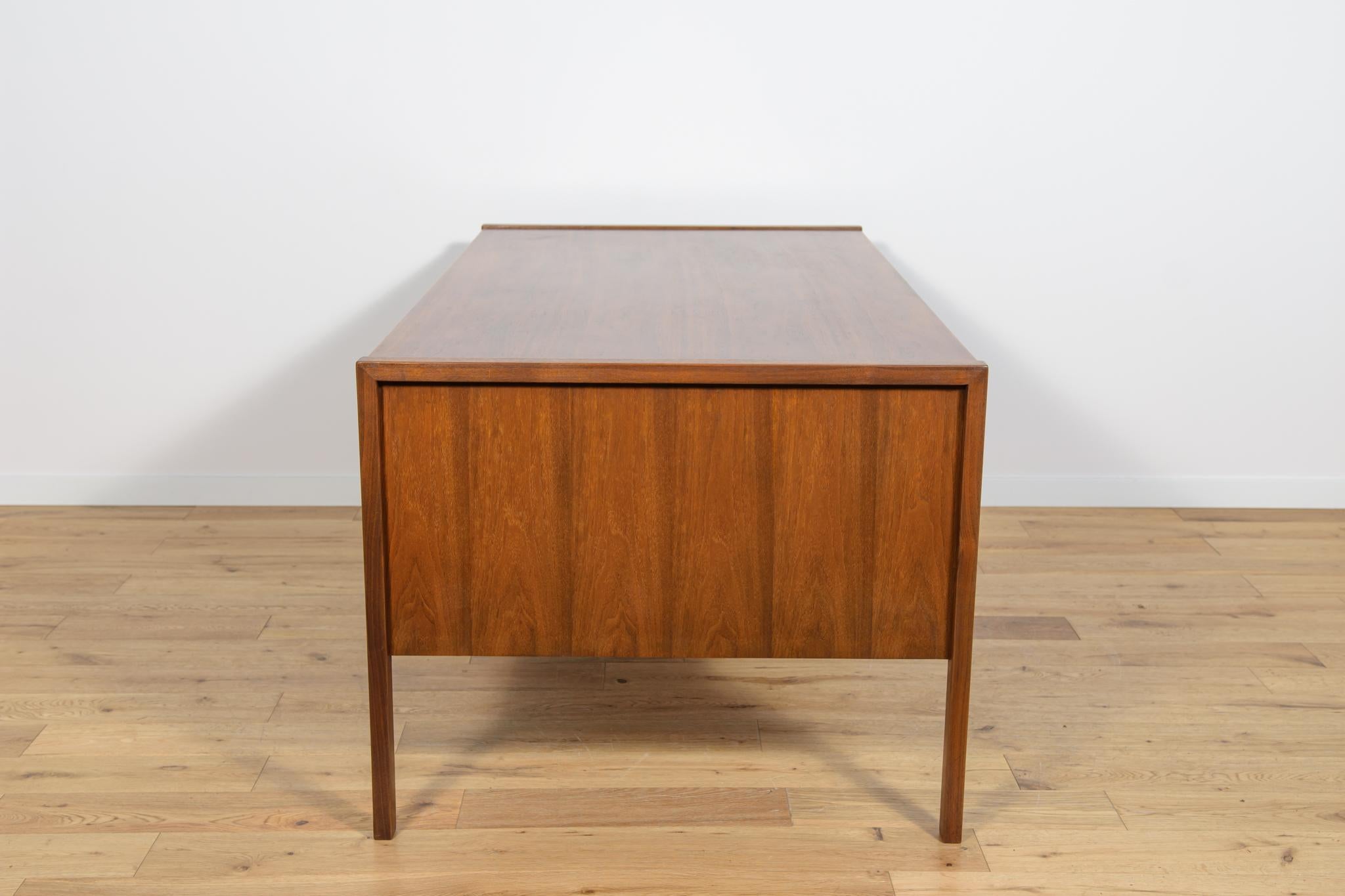 Mid-Century Walnut Desk by Jens Risom for Jens Risom Design, 1960s In Excellent Condition For Sale In GNIEZNO, 30
