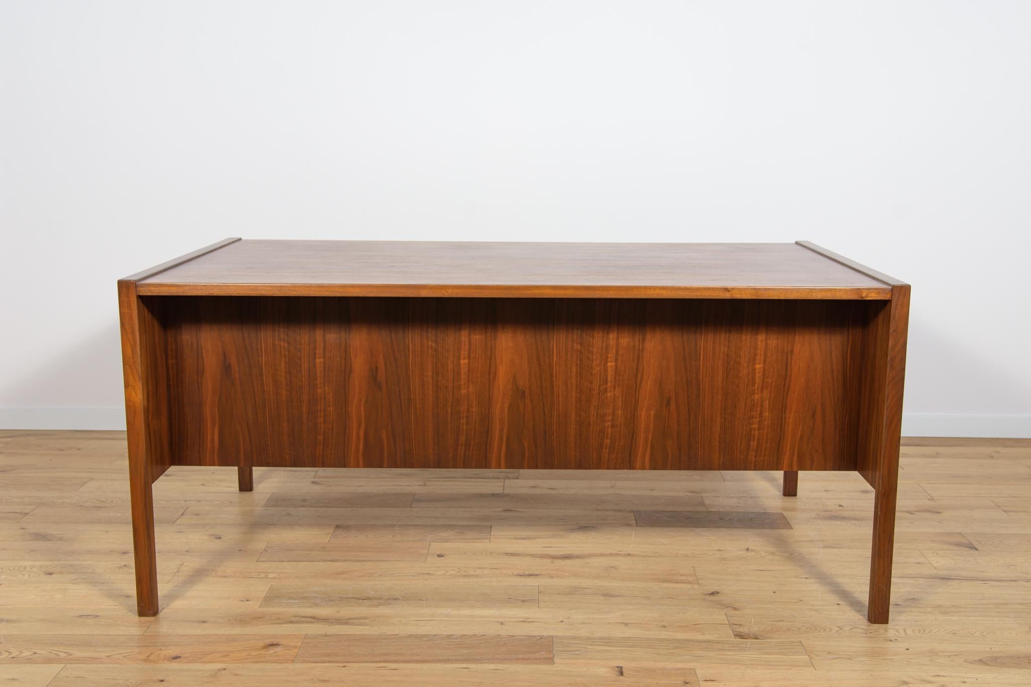 Mid-Century-Schreibtisch aus Nussbaumholz von Jens Risom für Jens Risom Design, 1960er Jahre (Mitte des 20. Jahrhunderts) im Angebot