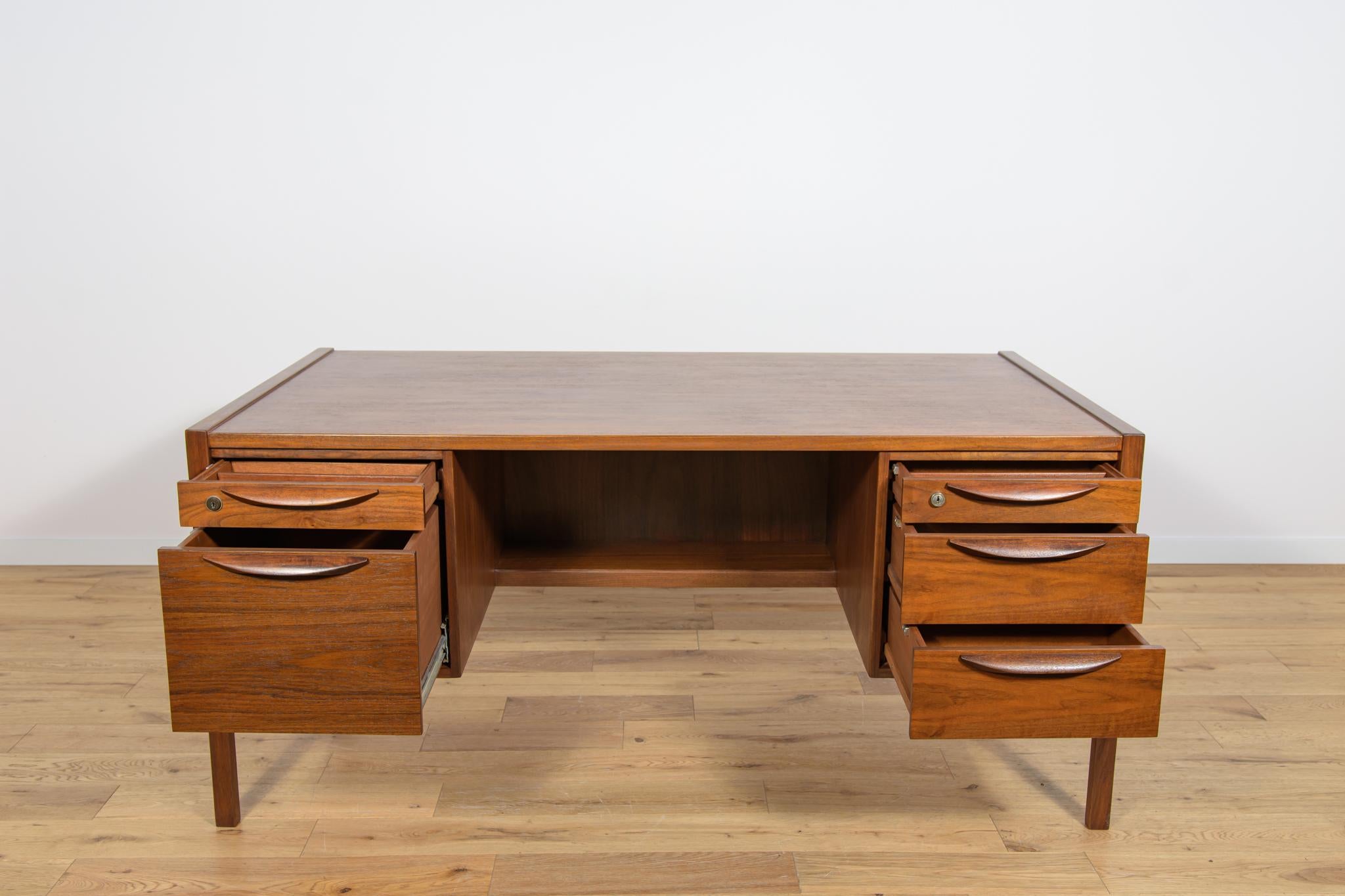 Mid-Century-Schreibtisch aus Nussbaumholz von Jens Risom für Jens Risom Design, 1960er Jahre (Walnuss) im Angebot