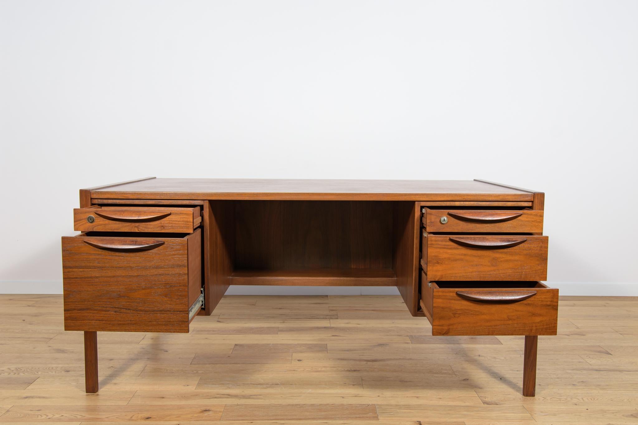 Mid-Century-Schreibtisch aus Nussbaumholz von Jens Risom für Jens Risom Design, 1960er Jahre im Angebot 1