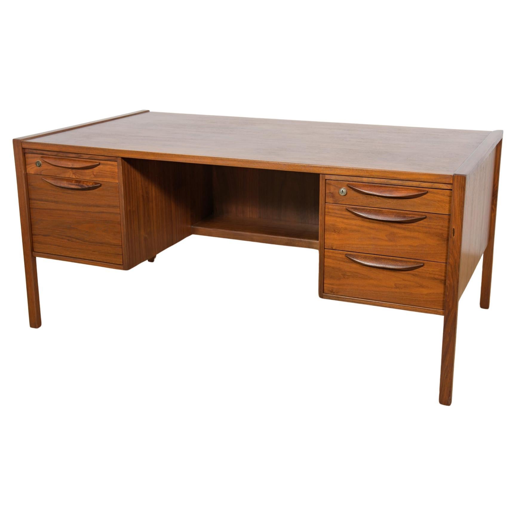 Mid-Century-Schreibtisch aus Nussbaumholz von Jens Risom für Jens Risom Design, 1960er Jahre im Angebot