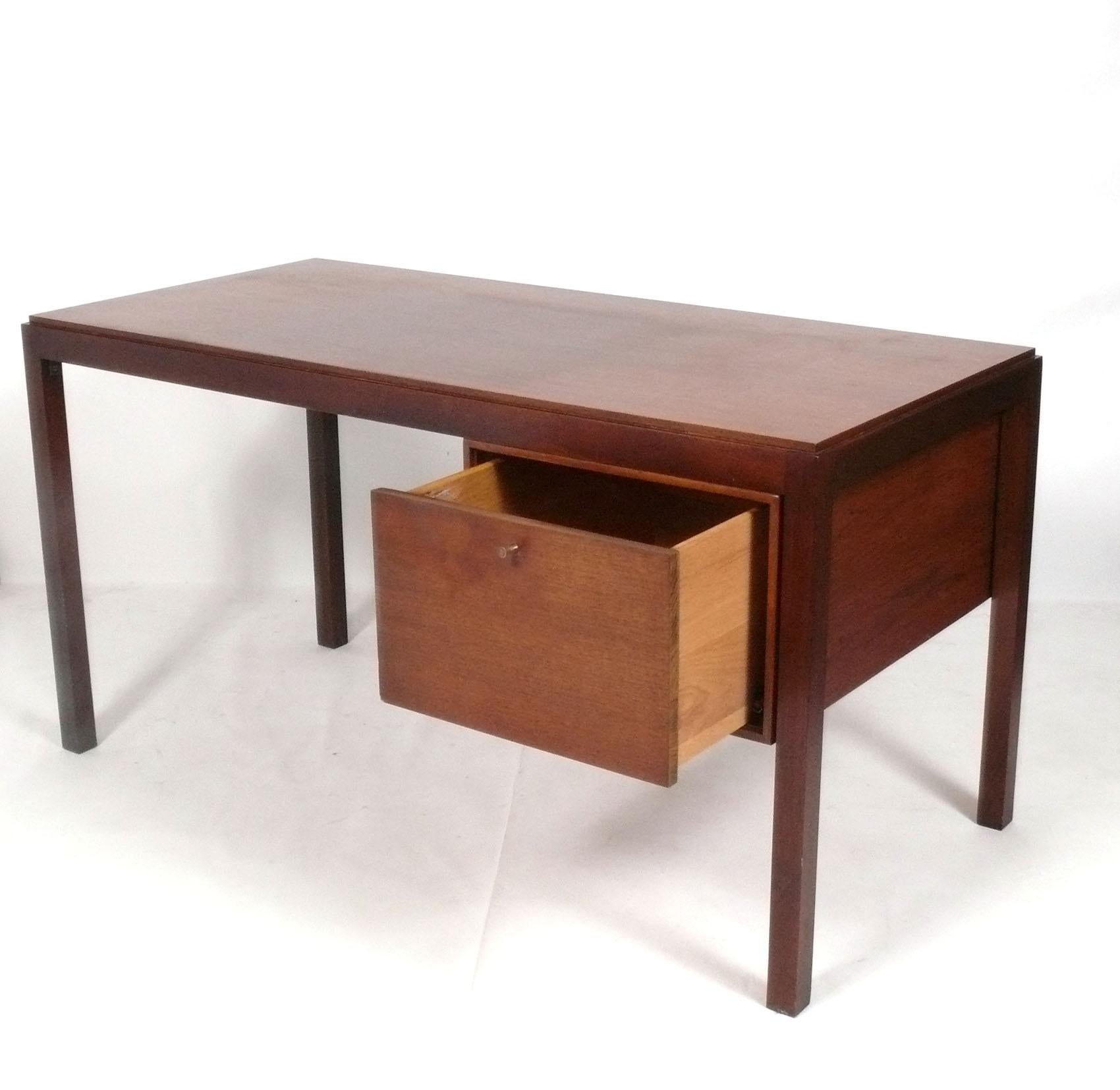 Escritorio moderno de mediados de siglo en nogal, fabricado por la Mount Airy Company, estadounidense, hacia 1960. Se ha limpiado y se le ha aplicado aceite danés. Consulta nuestros otros listados de 1stdibs para ver sillas de escritorio que