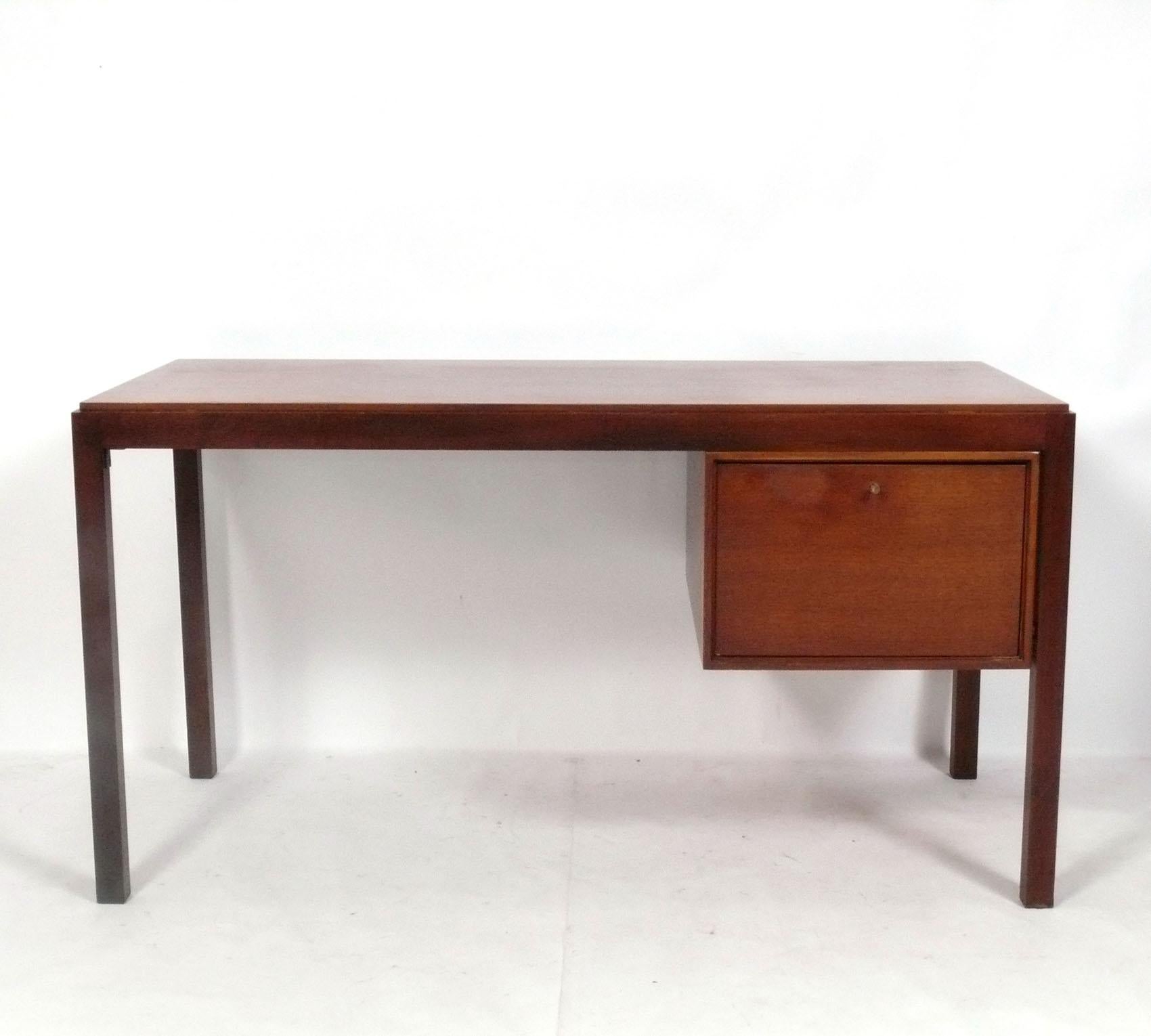 Escritorio Mid Century Nogal de Mount Airy Moderno de mediados de siglo en venta