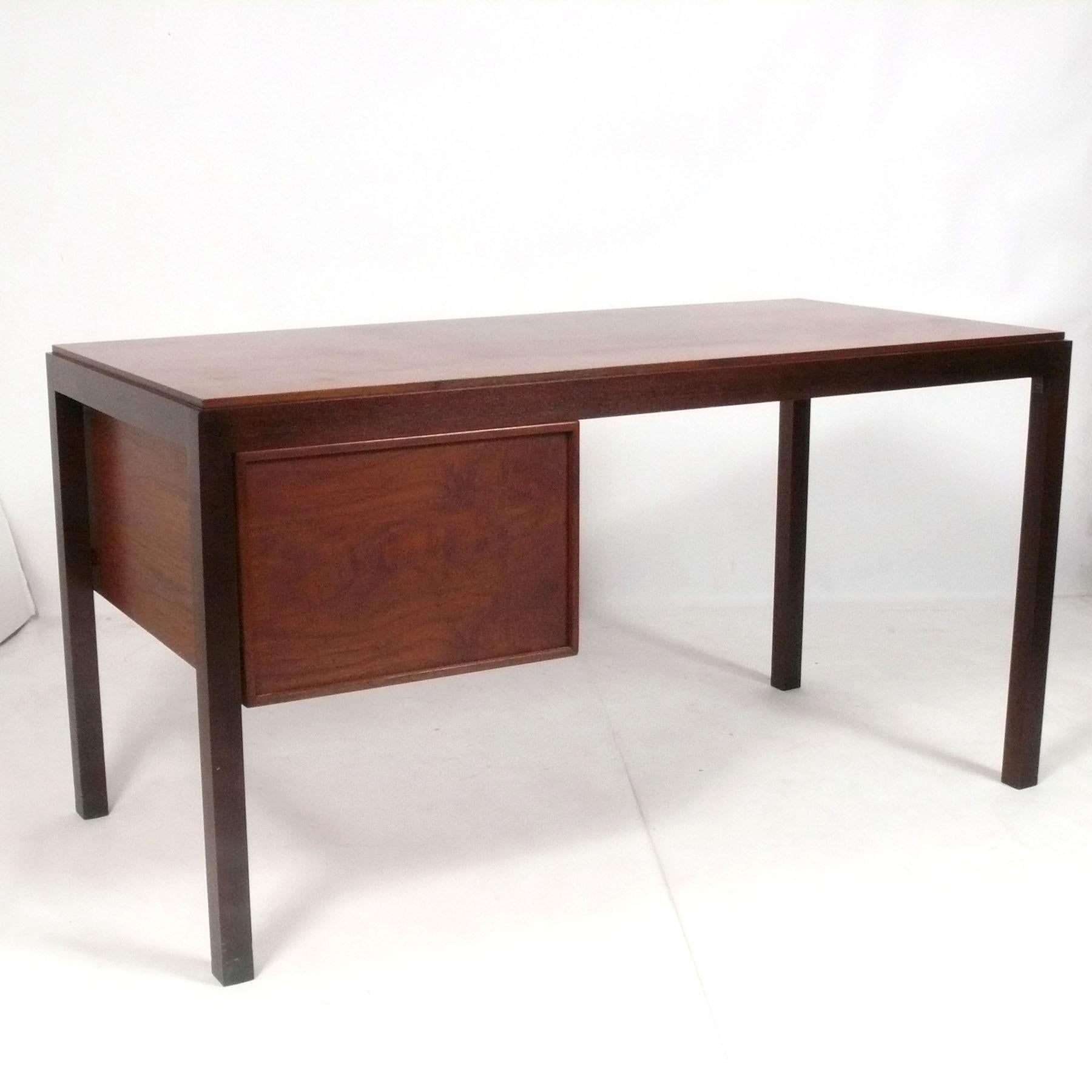 Escritorio Mid Century Nogal de Mount Airy Estadounidense en venta