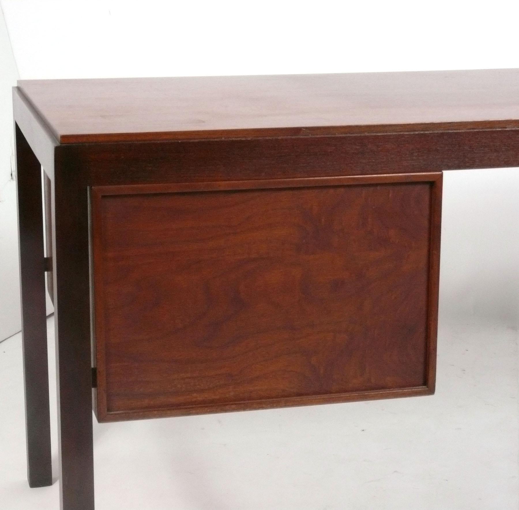 Escritorio Mid Century Nogal de Mount Airy en Bueno estado para la venta en Atlanta, GA